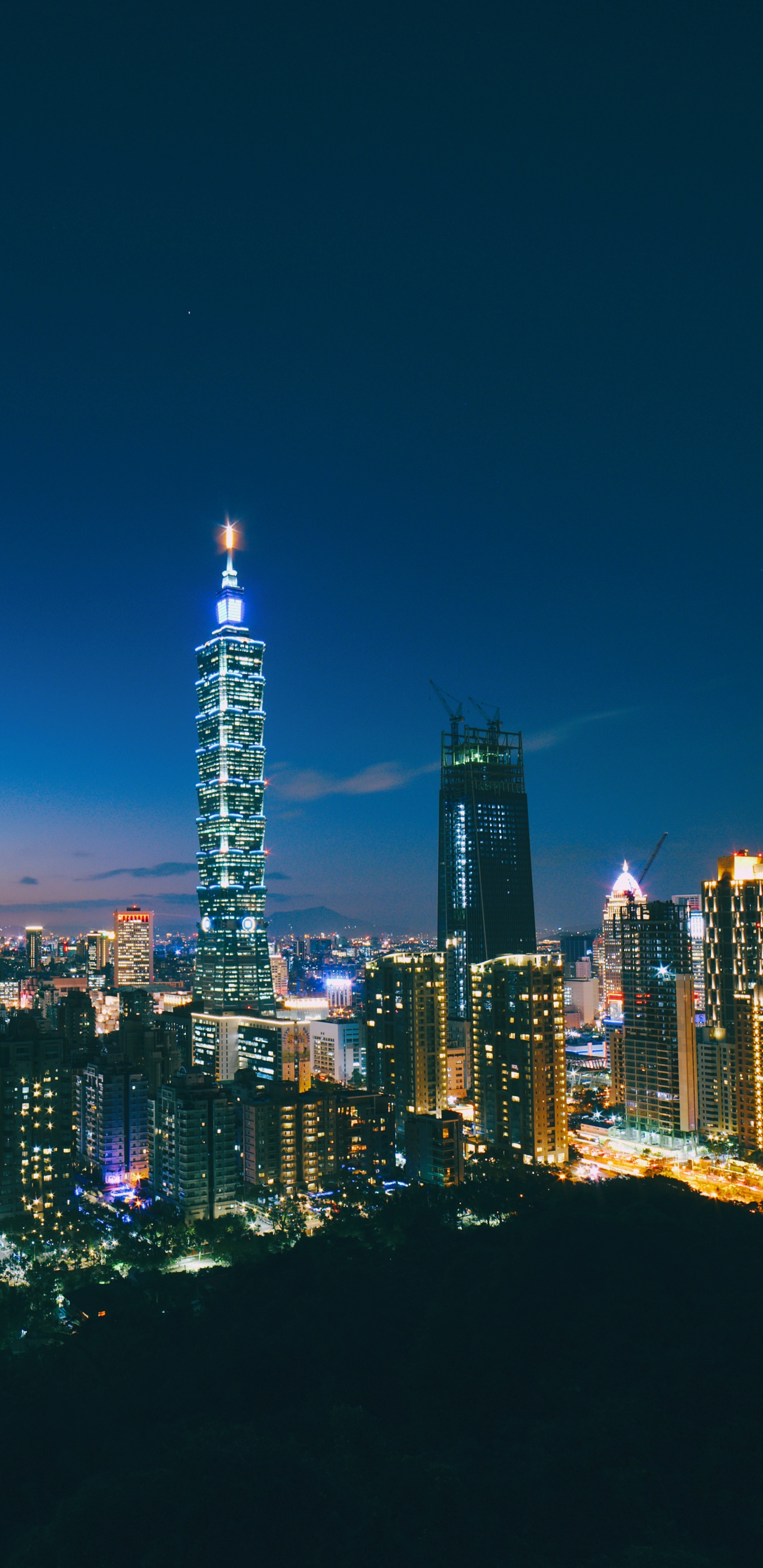 Horizonte de la Ciudad Durante la Noche. Wallpaper in 1440x2960 Resolution