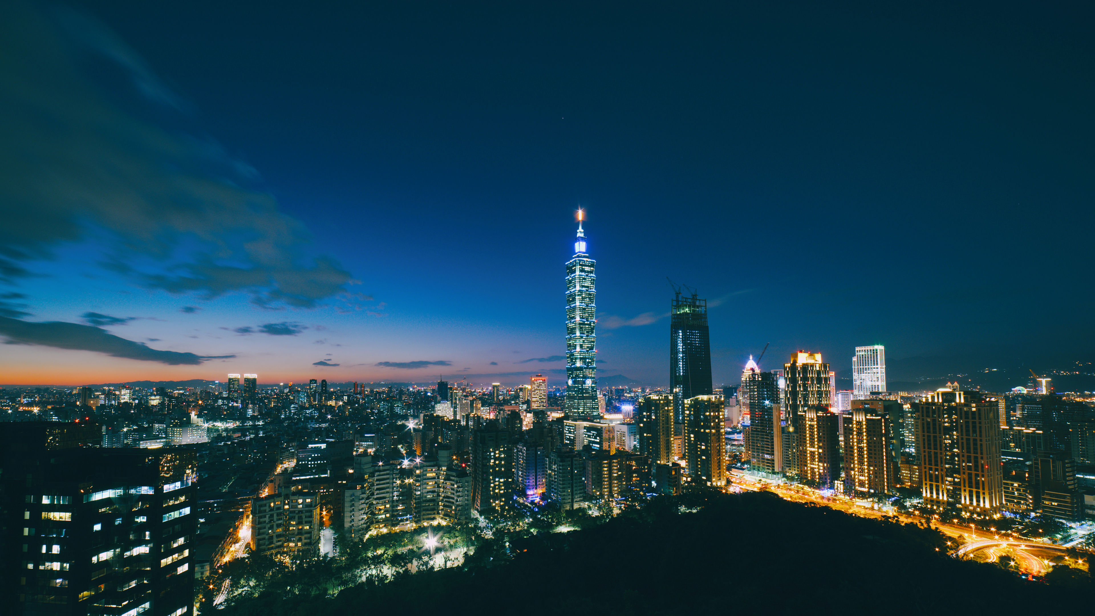 Horizonte de la Ciudad Durante la Noche. Wallpaper in 3840x2160 Resolution