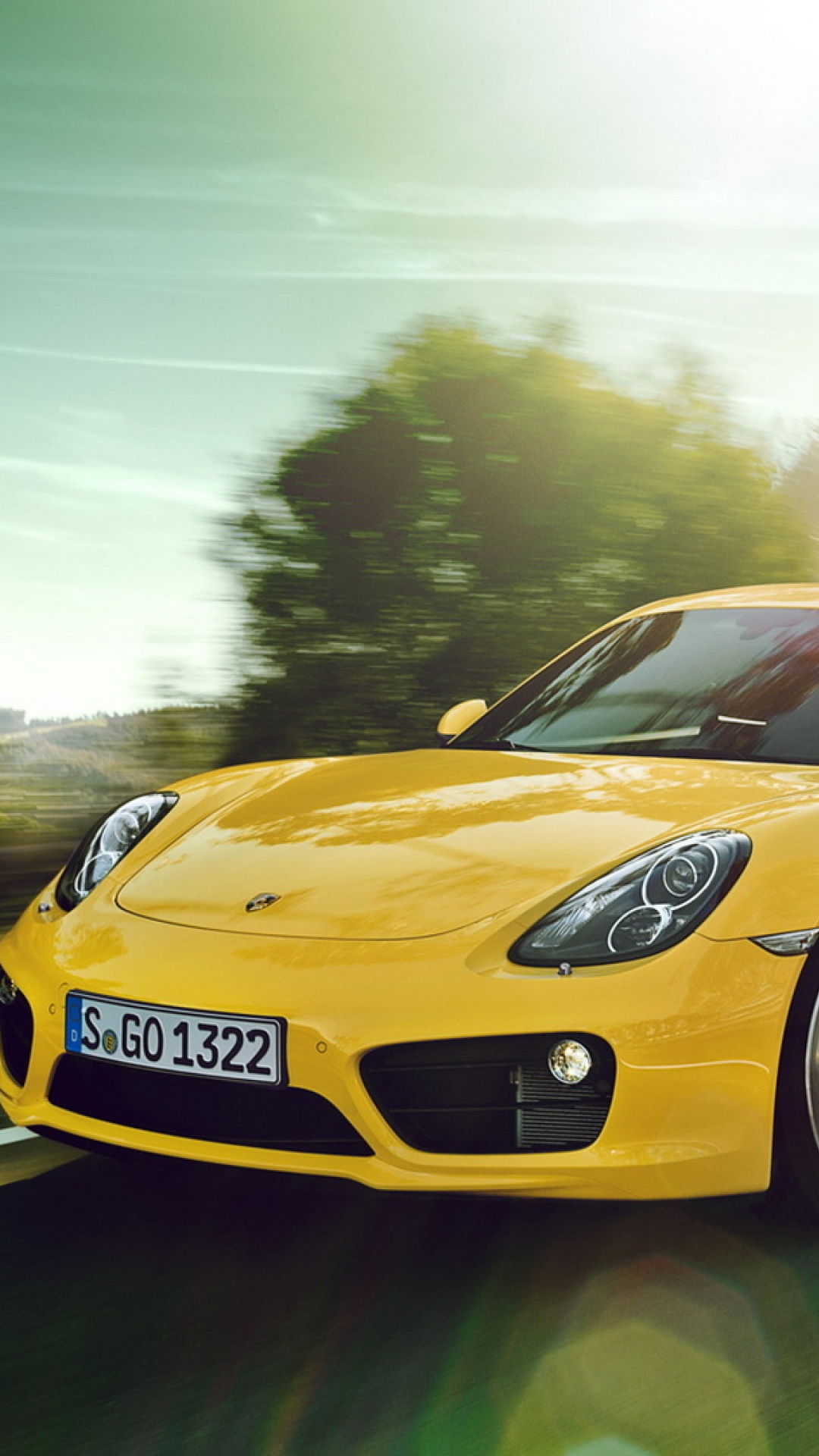 Gelber Porsche 911 Tagsüber Unterwegs. Wallpaper in 1080x1920 Resolution