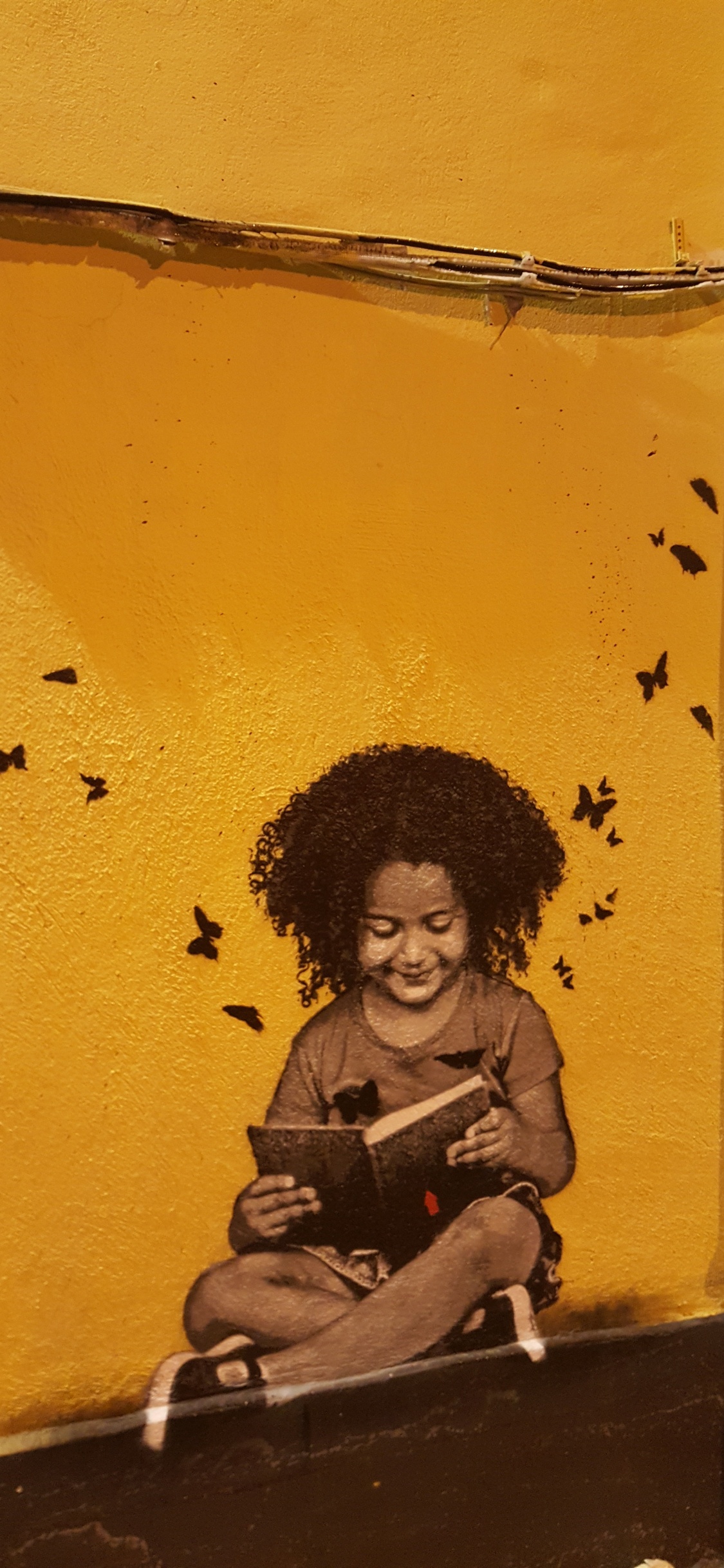 Frau in Brauner Lederjacke Mit Buch. Wallpaper in 1125x2436 Resolution