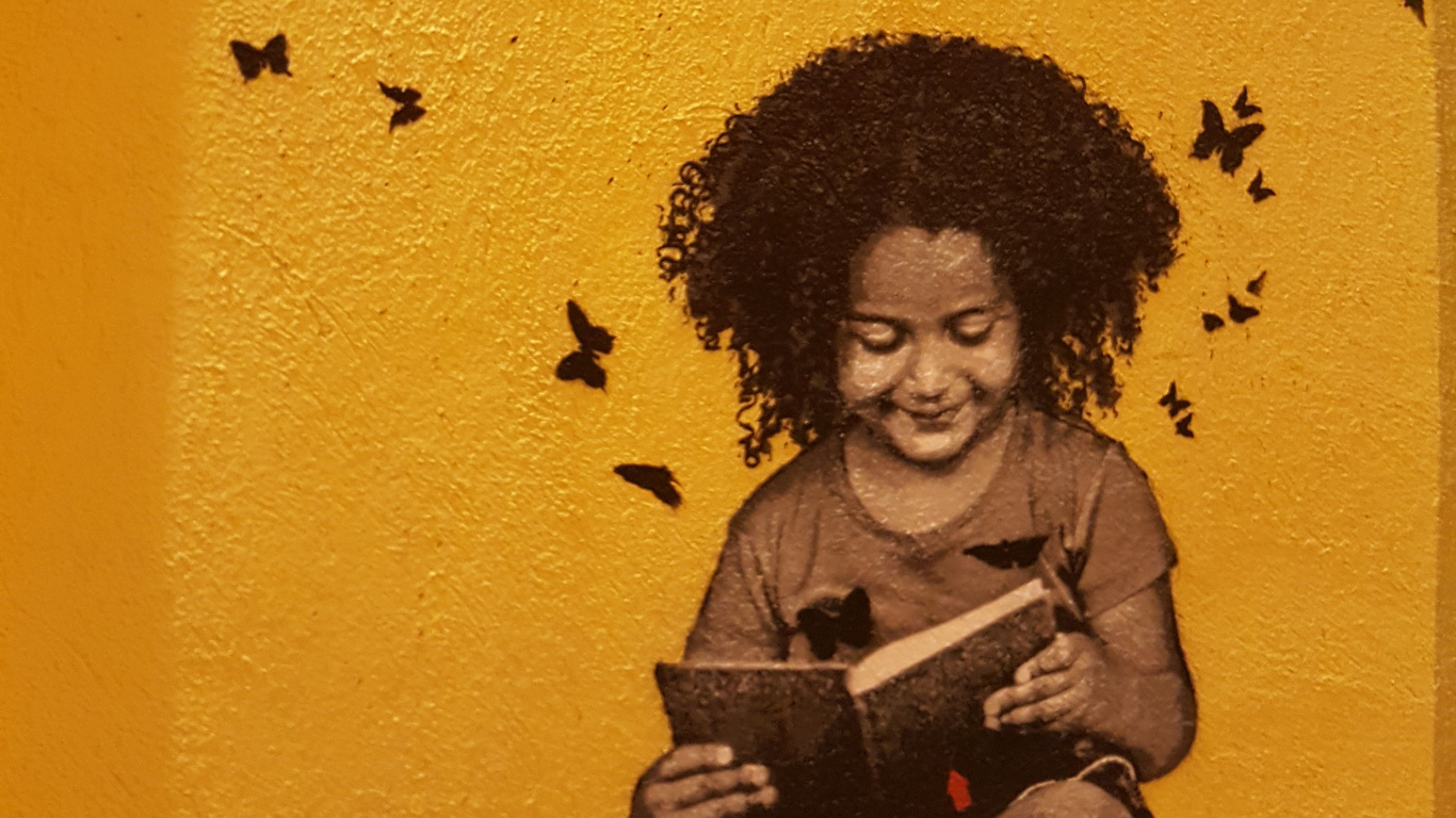 Frau in Brauner Lederjacke Mit Buch. Wallpaper in 1366x768 Resolution