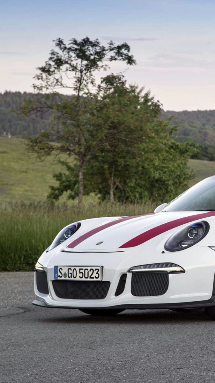 Weißer Porsche 911 Tagsüber Unterwegs. Wallpaper in 720x1280 Resolution