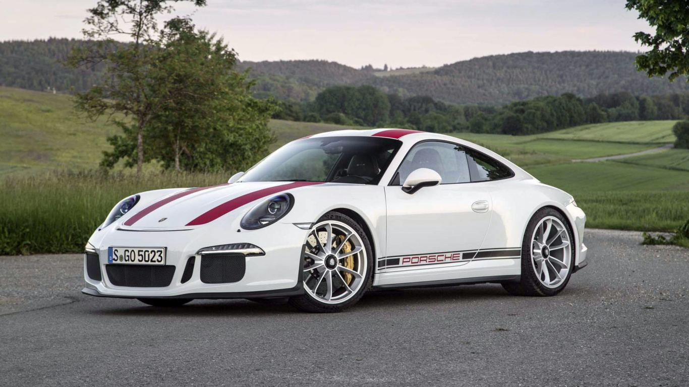 Porsche 911 Blanche Sur Route Pendant la Journée. Wallpaper in 1366x768 Resolution