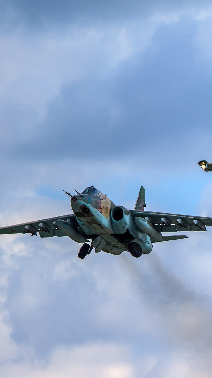 Avion de Chasse Gris Volant Dans le Ciel. Wallpaper in 720x1280 Resolution