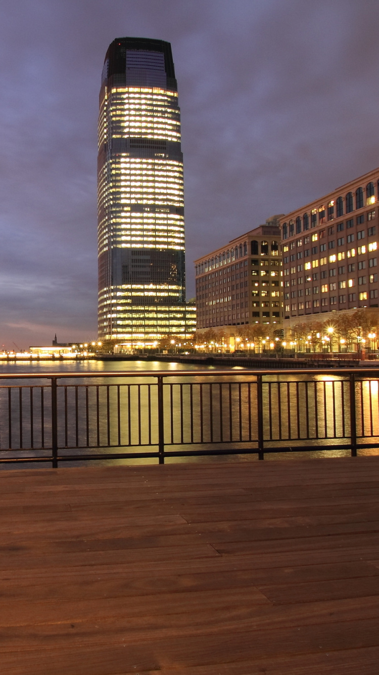 Quai en Bois Brun Près D'un Plan D'eau Pendant le Coucher du Soleil. Wallpaper in 750x1334 Resolution