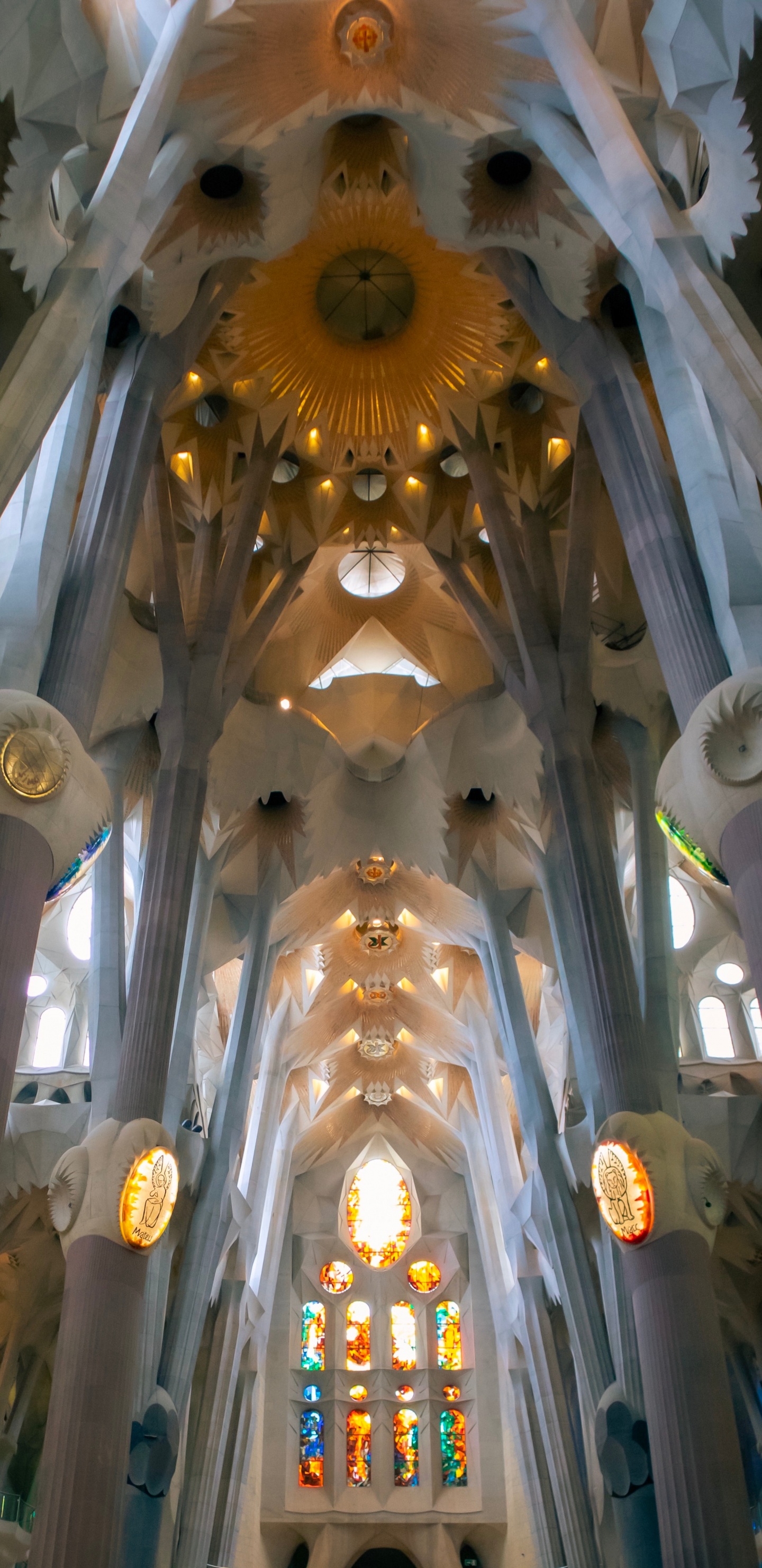 Suspension Dorée et Blanche. Wallpaper in 1440x2960 Resolution