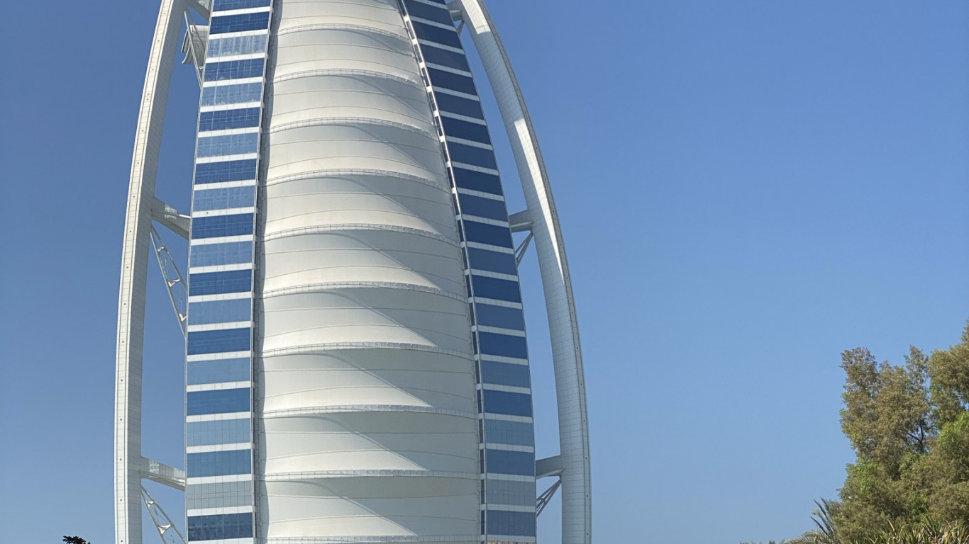 Dubaï, Burj al Arab, Immeuble de Grande Hauteur, Route, la Journée. Wallpaper in 1366x768 Resolution