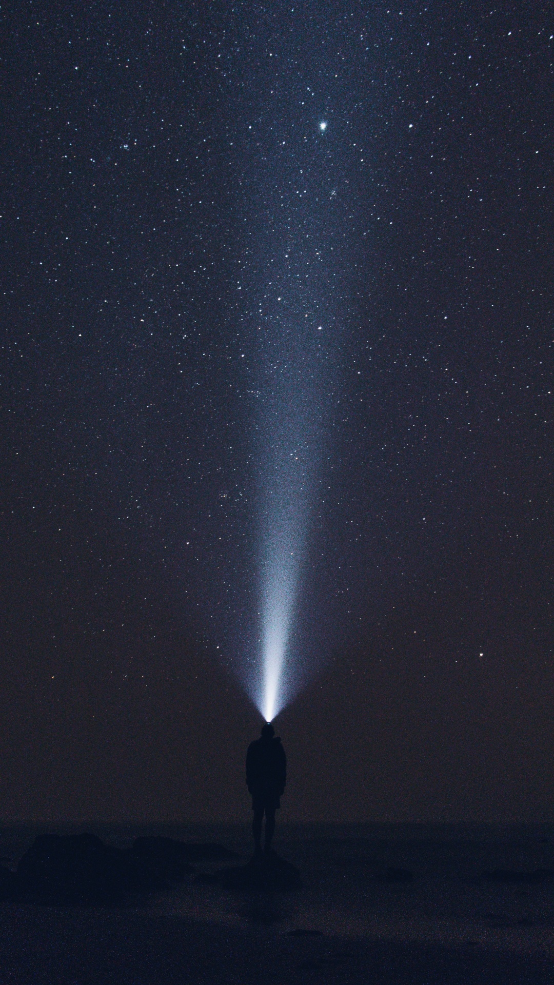 Hombre Con Chaqueta Negra de Pie Bajo la Noche Estrellada. Wallpaper in 1080x1920 Resolution