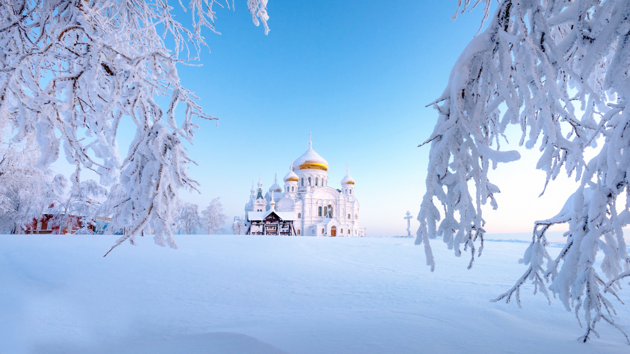 Weißes Und Braunes Kuppelgebäude Auf Schneebedecktem Boden Tagsüber. Wallpaper in 1280x720 Resolution