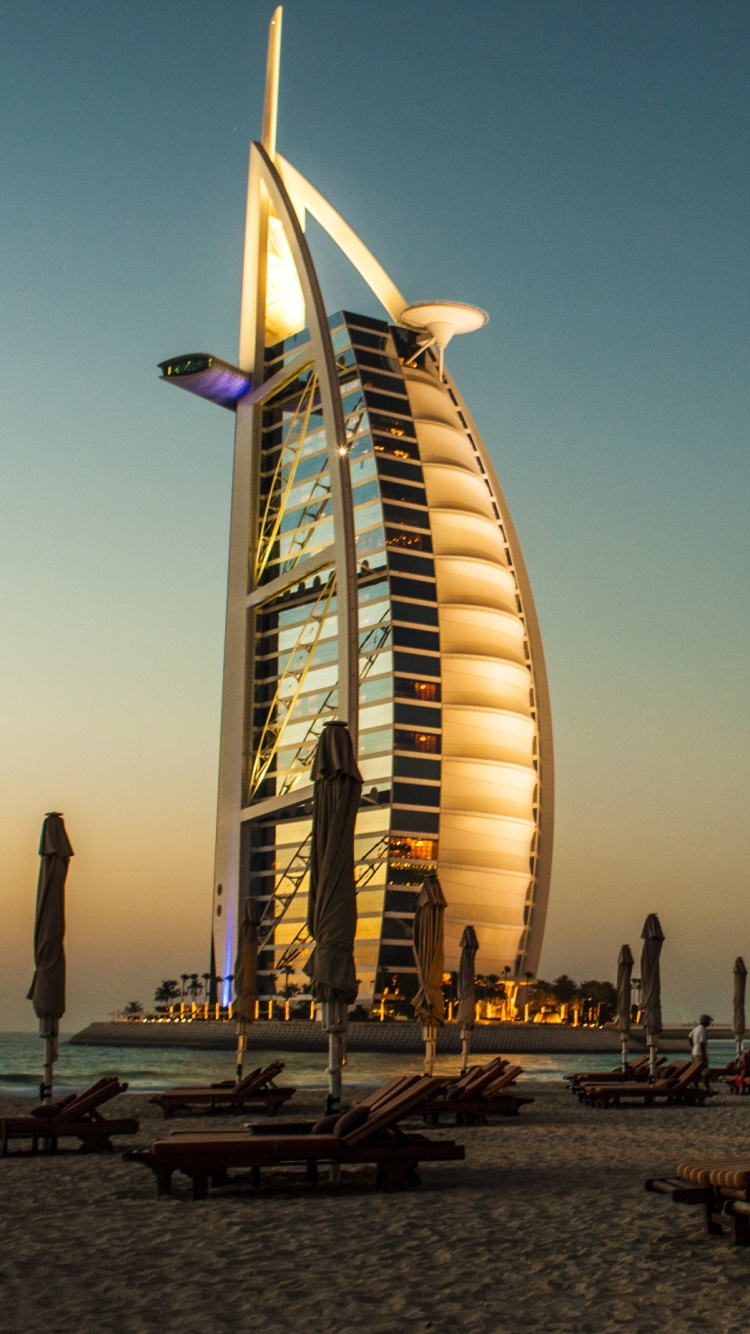 Leute am Strand Während Der Nacht. Wallpaper in 750x1334 Resolution