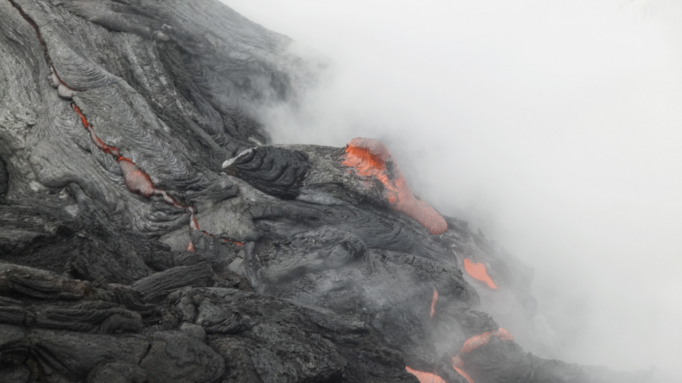 Fumée Noire et Orange Sur la Roche Noire. Wallpaper in 1366x768 Resolution