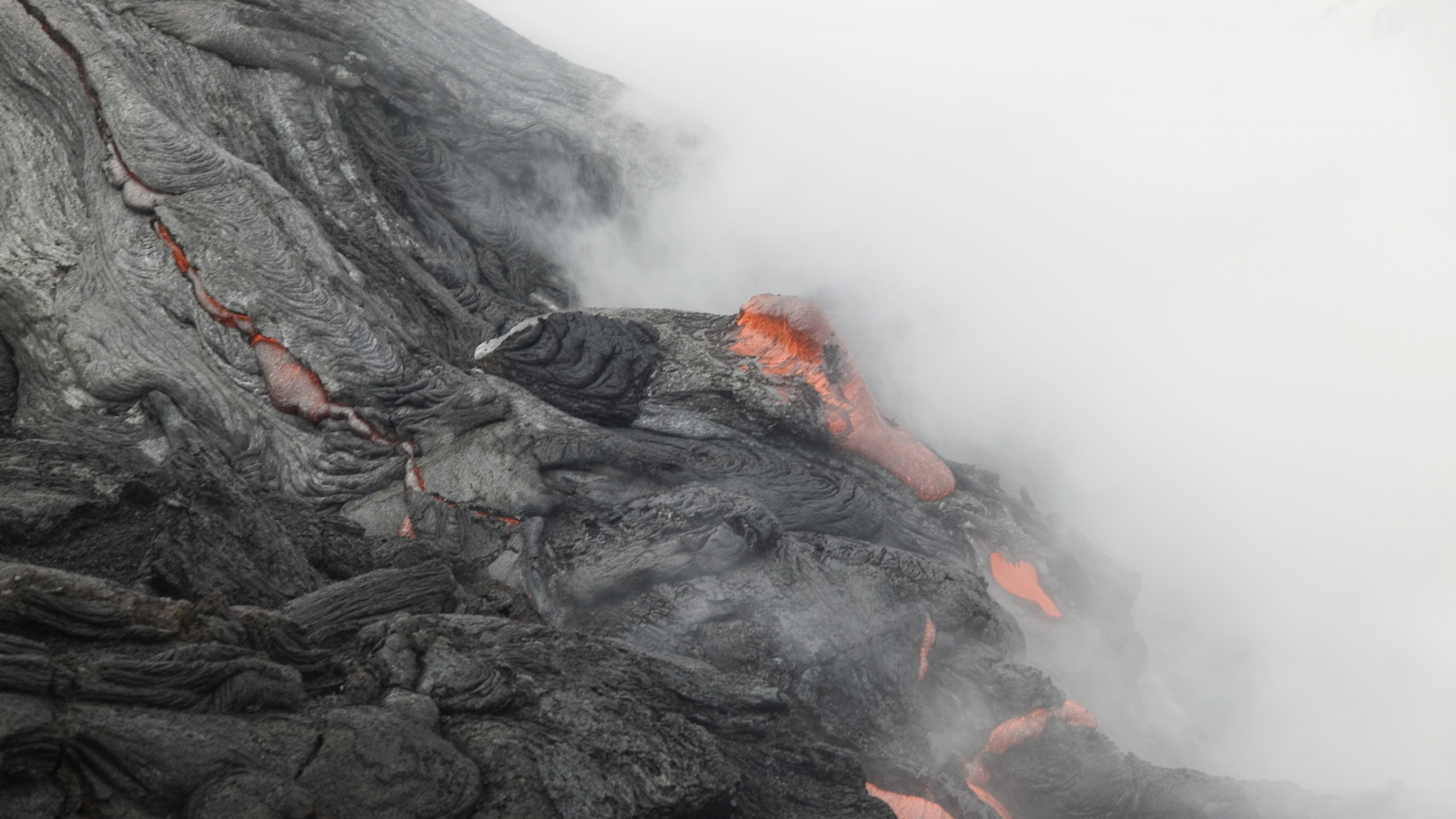 Fumée Noire et Orange Sur la Roche Noire. Wallpaper in 2560x1440 Resolution