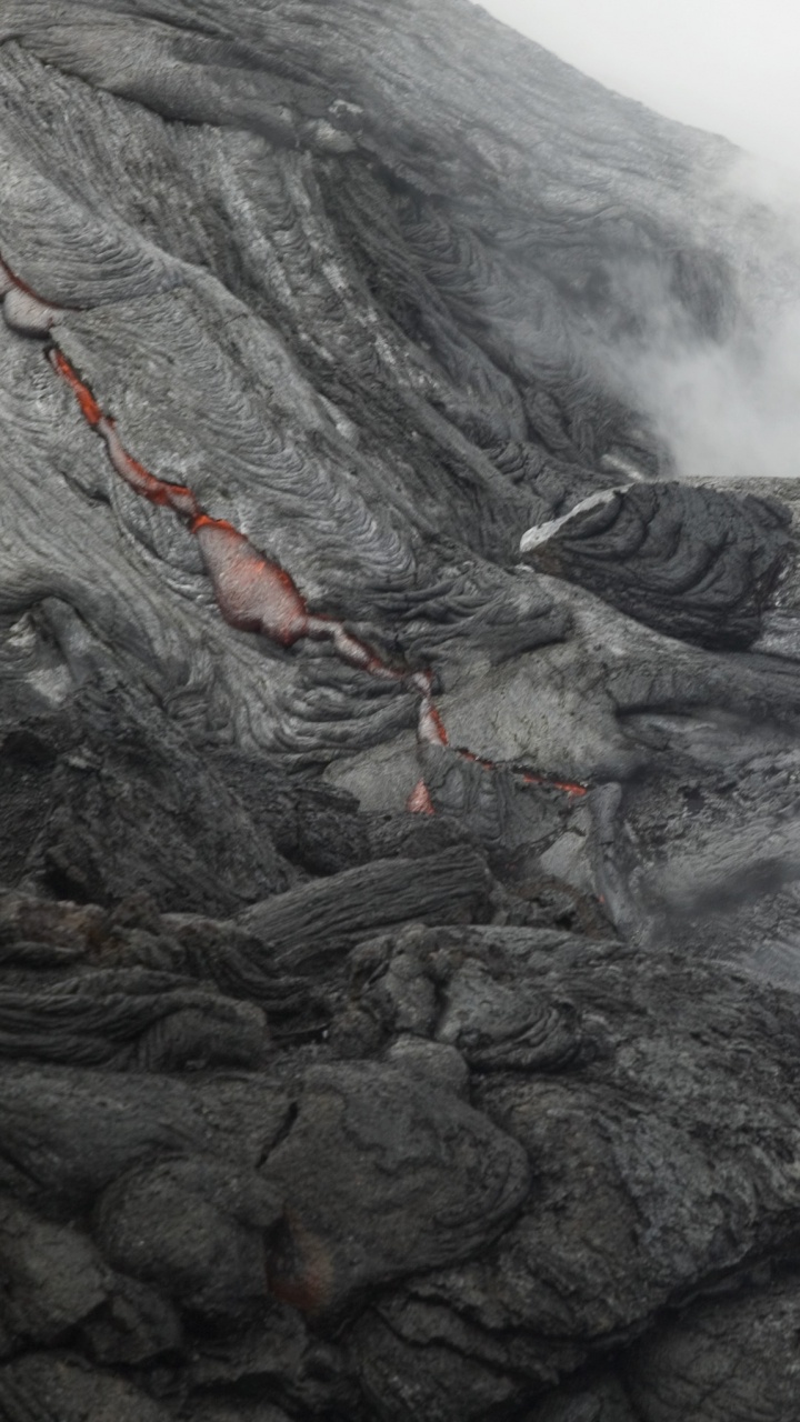 Fumée Noire et Orange Sur la Roche Noire. Wallpaper in 720x1280 Resolution