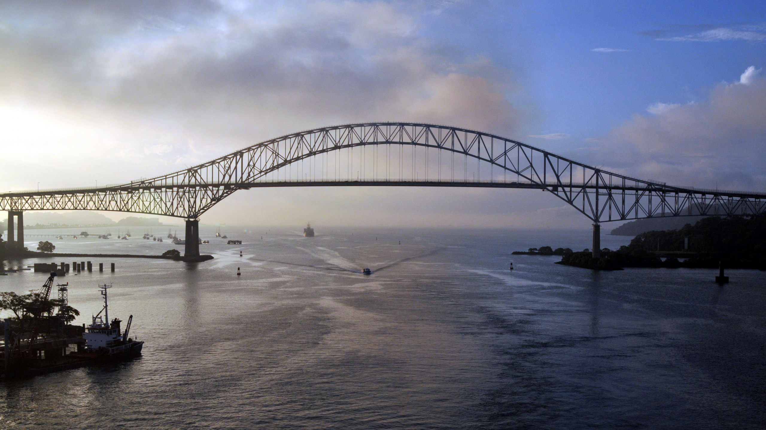Gray Metal Bridge Over Body of Water During Daytime. Wallpaper in 2560x1440 Resolution