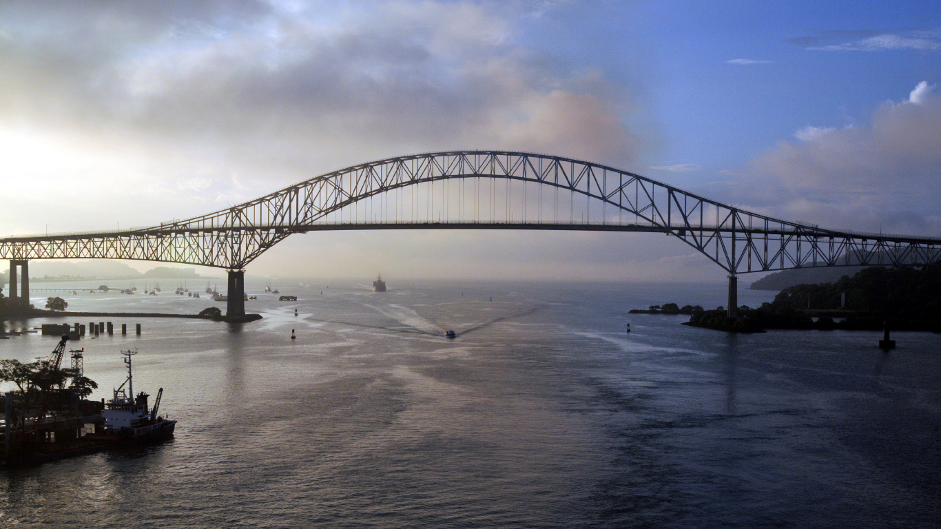 Puente de Metal Gris Sobre el Cuerpo de Agua Durante el Día. Wallpaper in 1366x768 Resolution