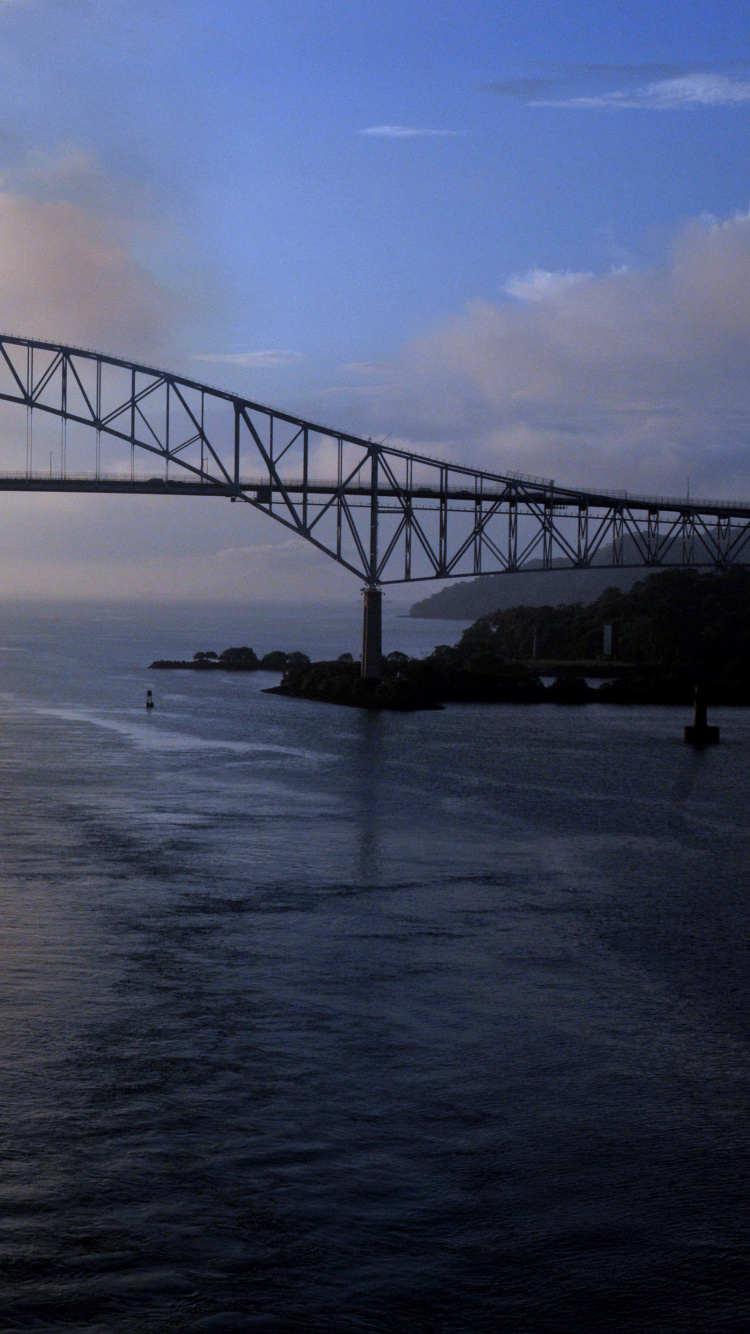 Pont en Métal Gris Au-dessus D'un Plan D'eau Pendant la Journée. Wallpaper in 750x1334 Resolution