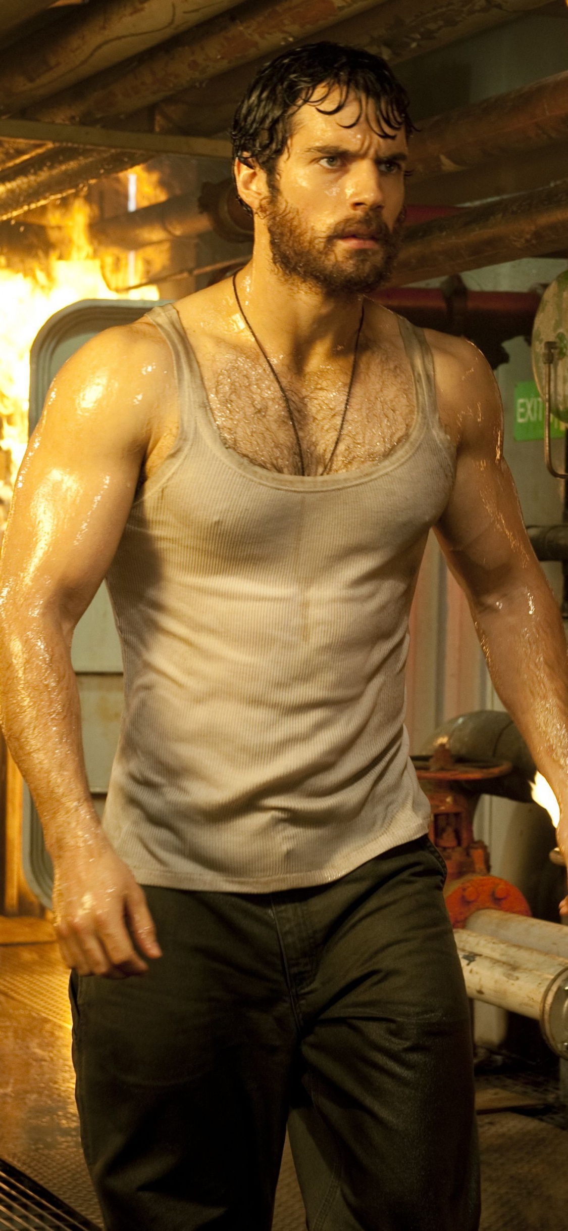 Homme en Débardeur Gris et Pantalon Noir Debout Près de L'équipement D'exercice Vert et Blanc. Wallpaper in 1125x2436 Resolution