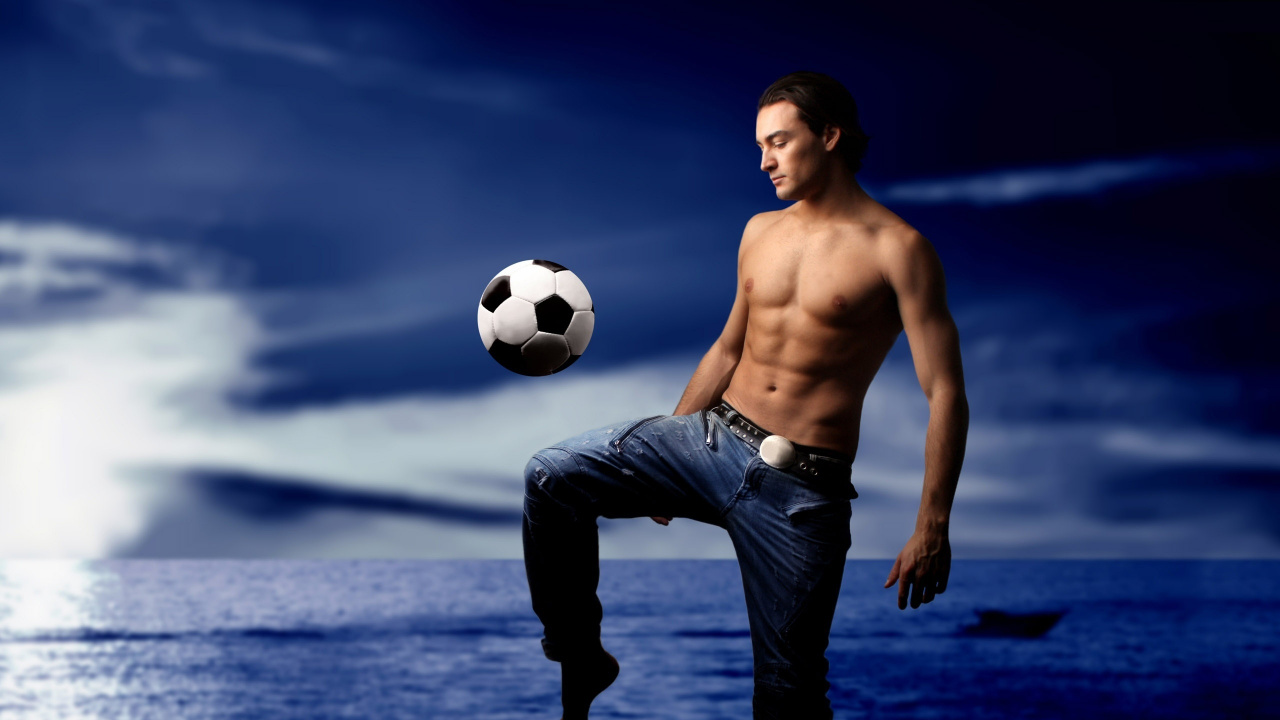 Mann in Blue Denim-Jeans Mit Fußball Soccer. Wallpaper in 1280x720 Resolution