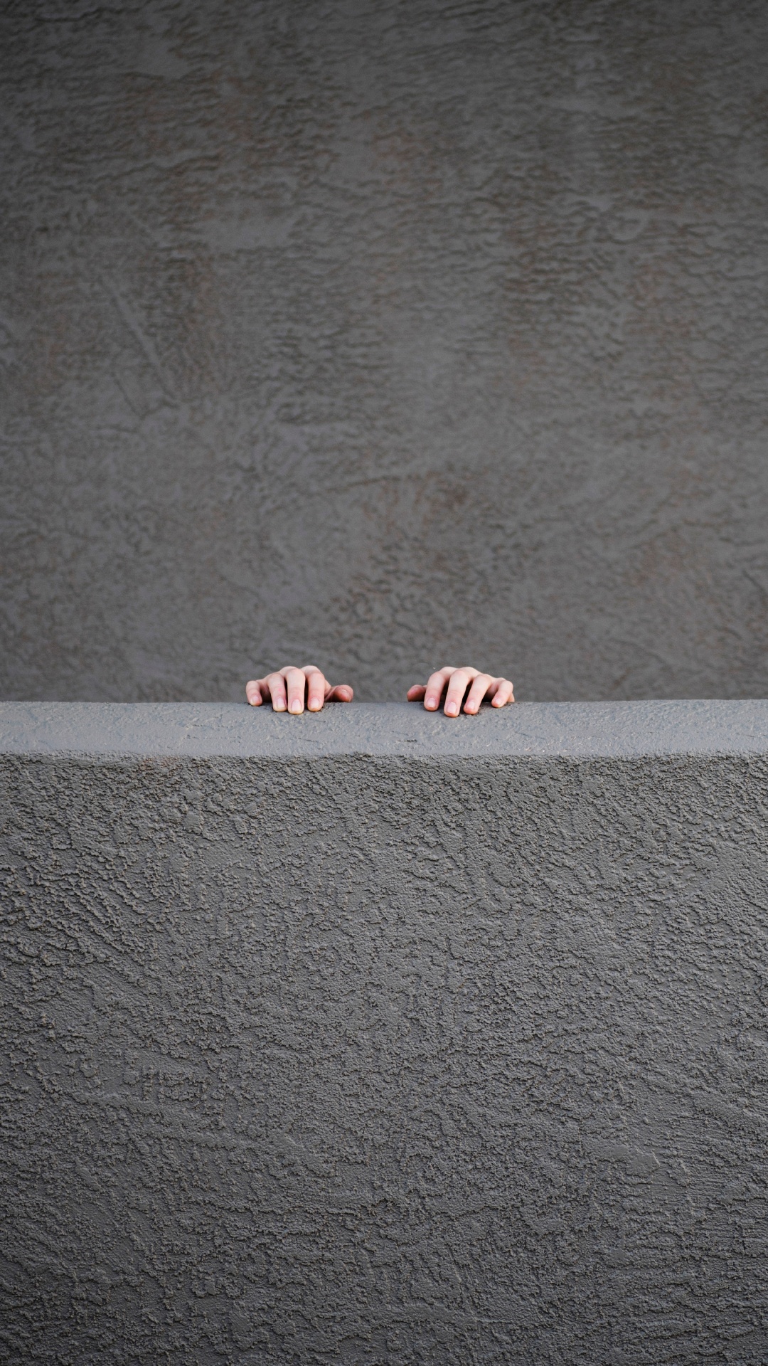 Person, Die Auf Grauem Betonboden Steht. Wallpaper in 1080x1920 Resolution