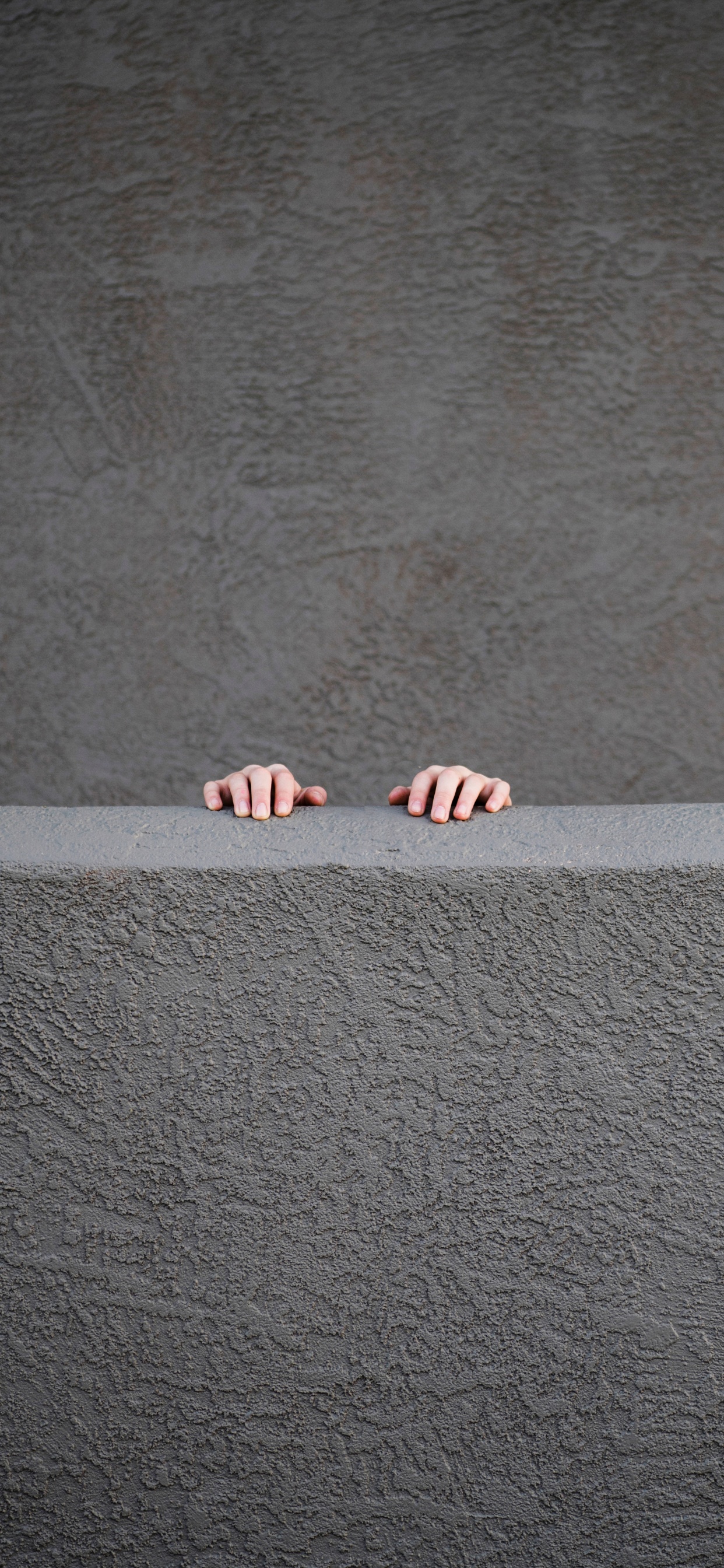 Person, Die Auf Grauem Betonboden Steht. Wallpaper in 1242x2688 Resolution