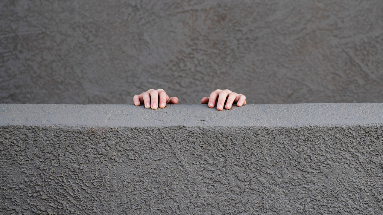 Person, Die Auf Grauem Betonboden Steht. Wallpaper in 1280x720 Resolution