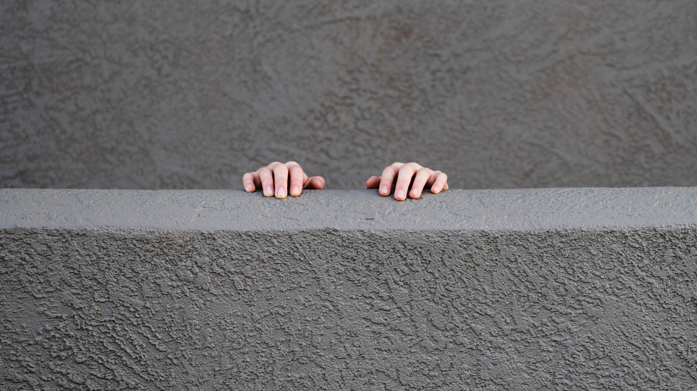 Person, Die Auf Grauem Betonboden Steht. Wallpaper in 1366x768 Resolution