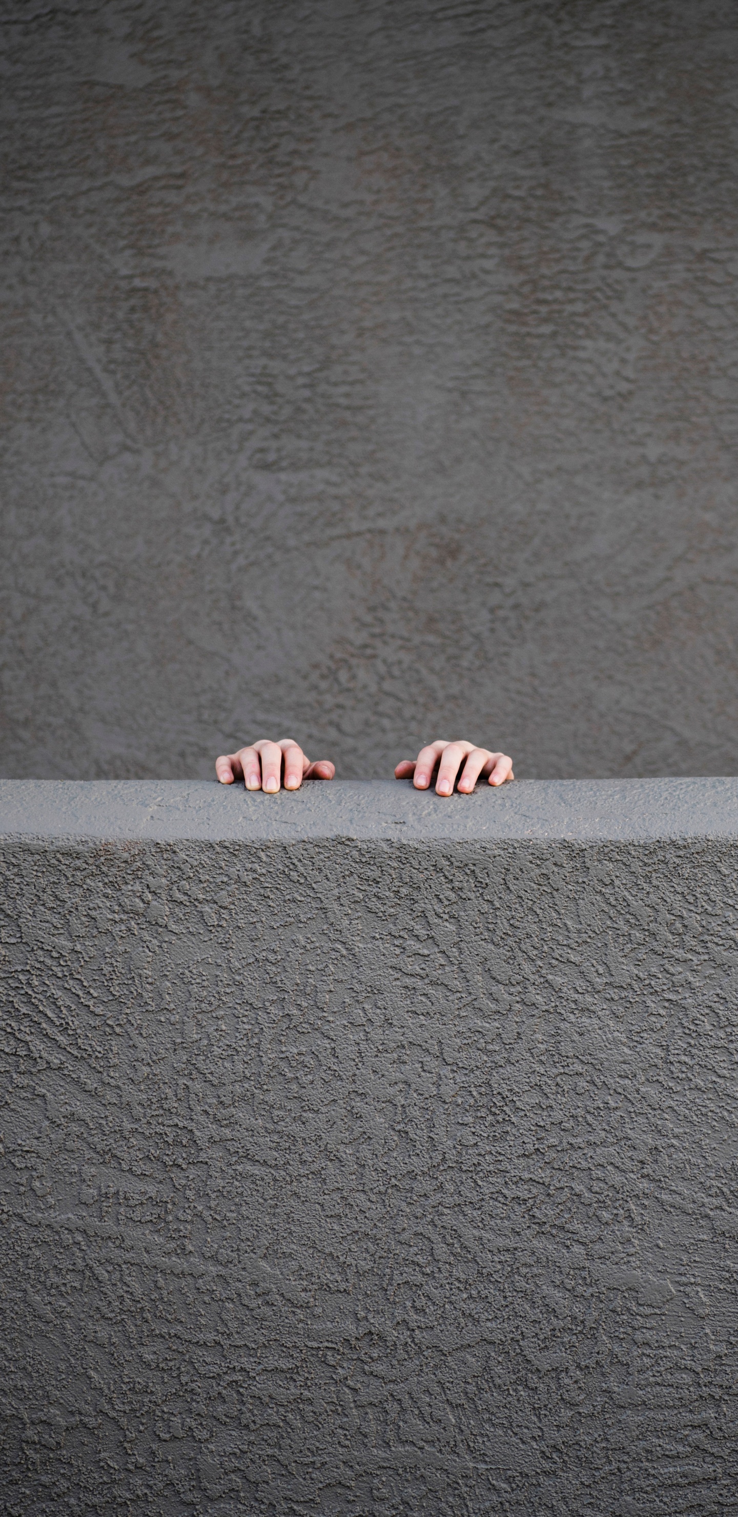 Person, Die Auf Grauem Betonboden Steht. Wallpaper in 1440x2960 Resolution