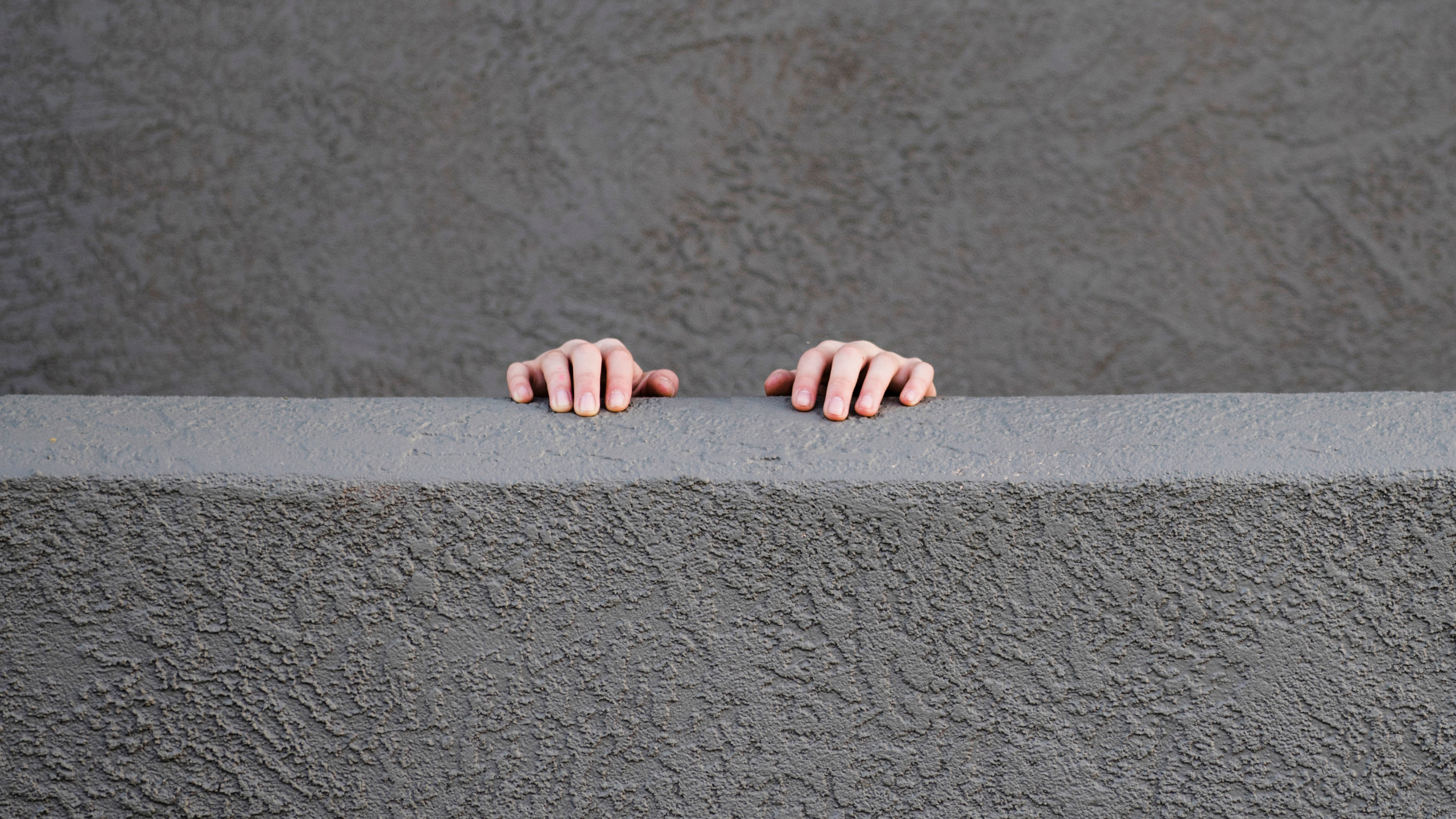 Person, Die Auf Grauem Betonboden Steht. Wallpaper in 2560x1440 Resolution