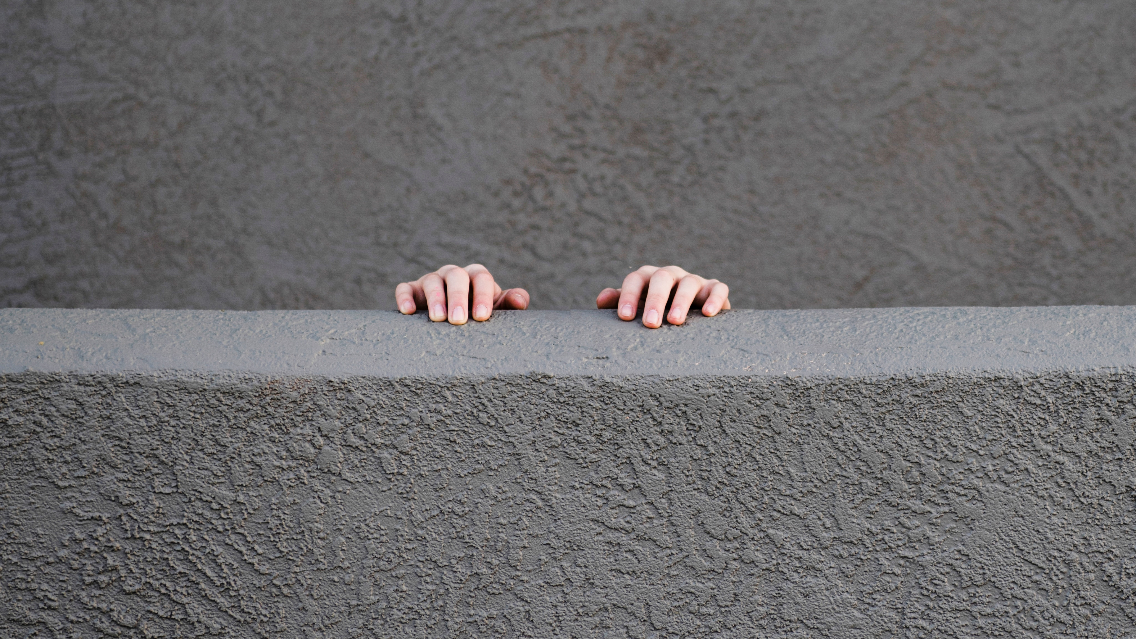 Person, Die Auf Grauem Betonboden Steht. Wallpaper in 3840x2160 Resolution