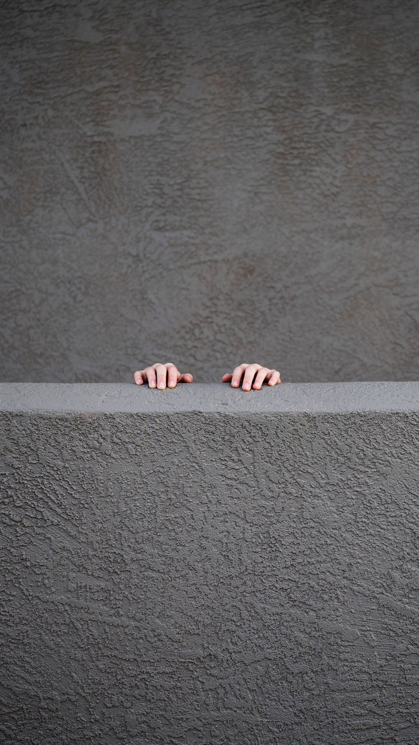 Personne Debout Sur un Sol en Béton Gris. Wallpaper in 1440x2560 Resolution