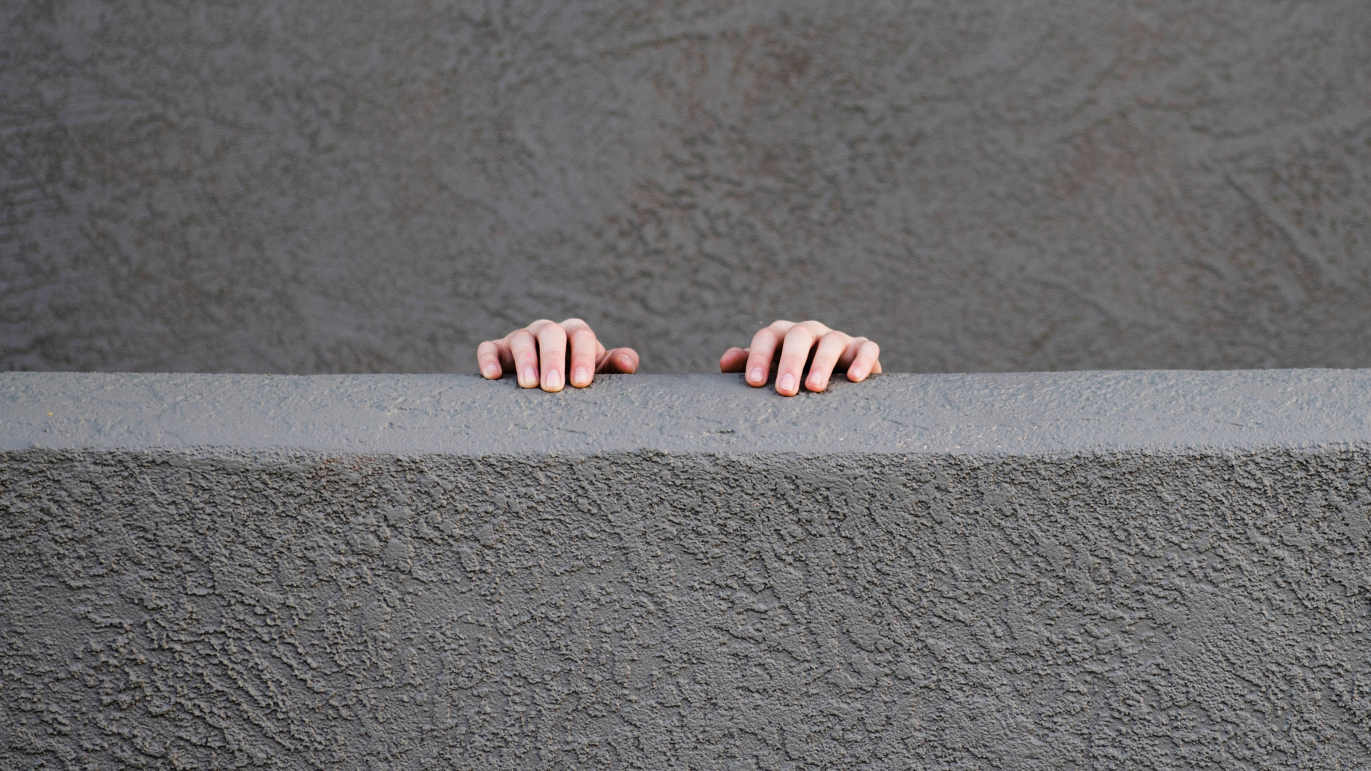 Personne Debout Sur un Sol en Béton Gris. Wallpaper in 1920x1080 Resolution