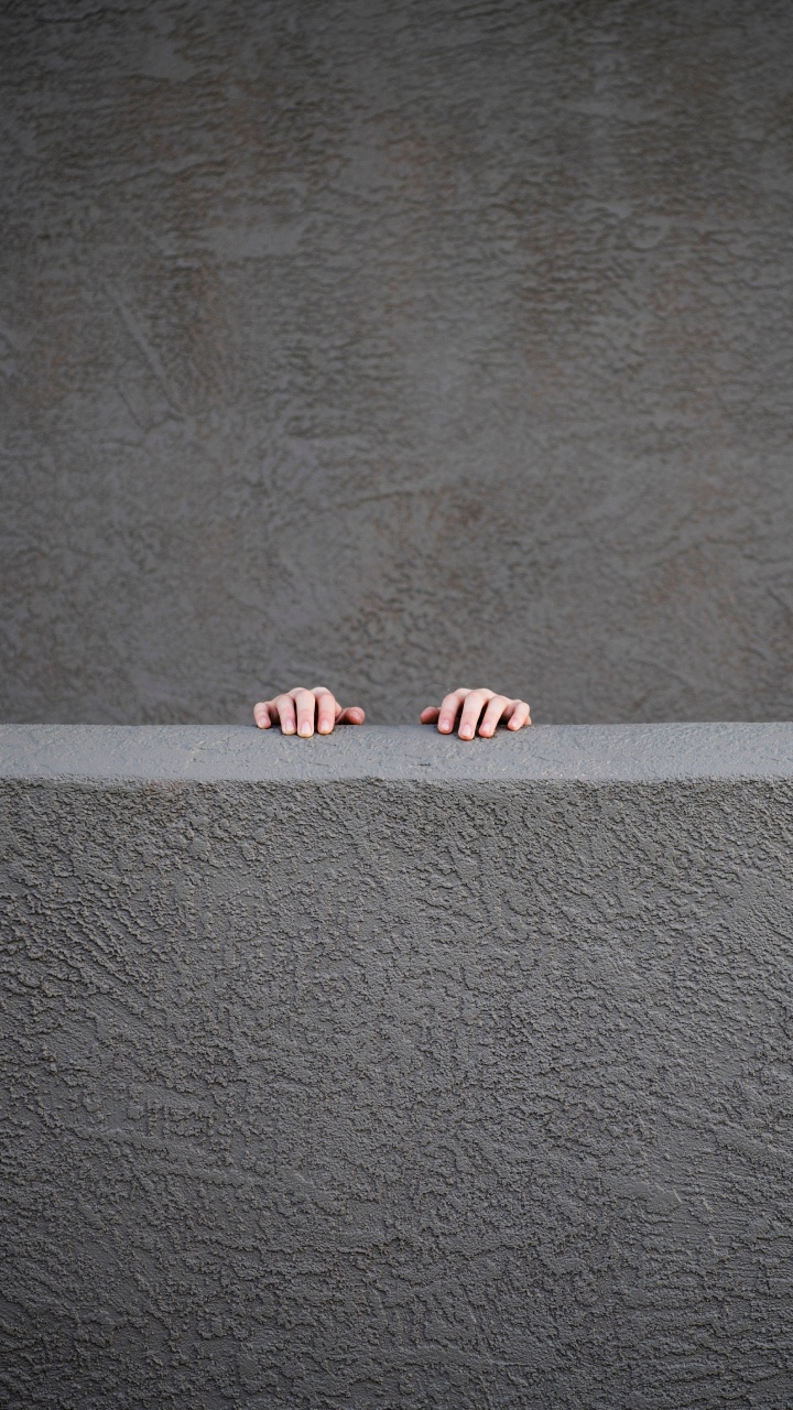 Personne Debout Sur un Sol en Béton Gris. Wallpaper in 720x1280 Resolution