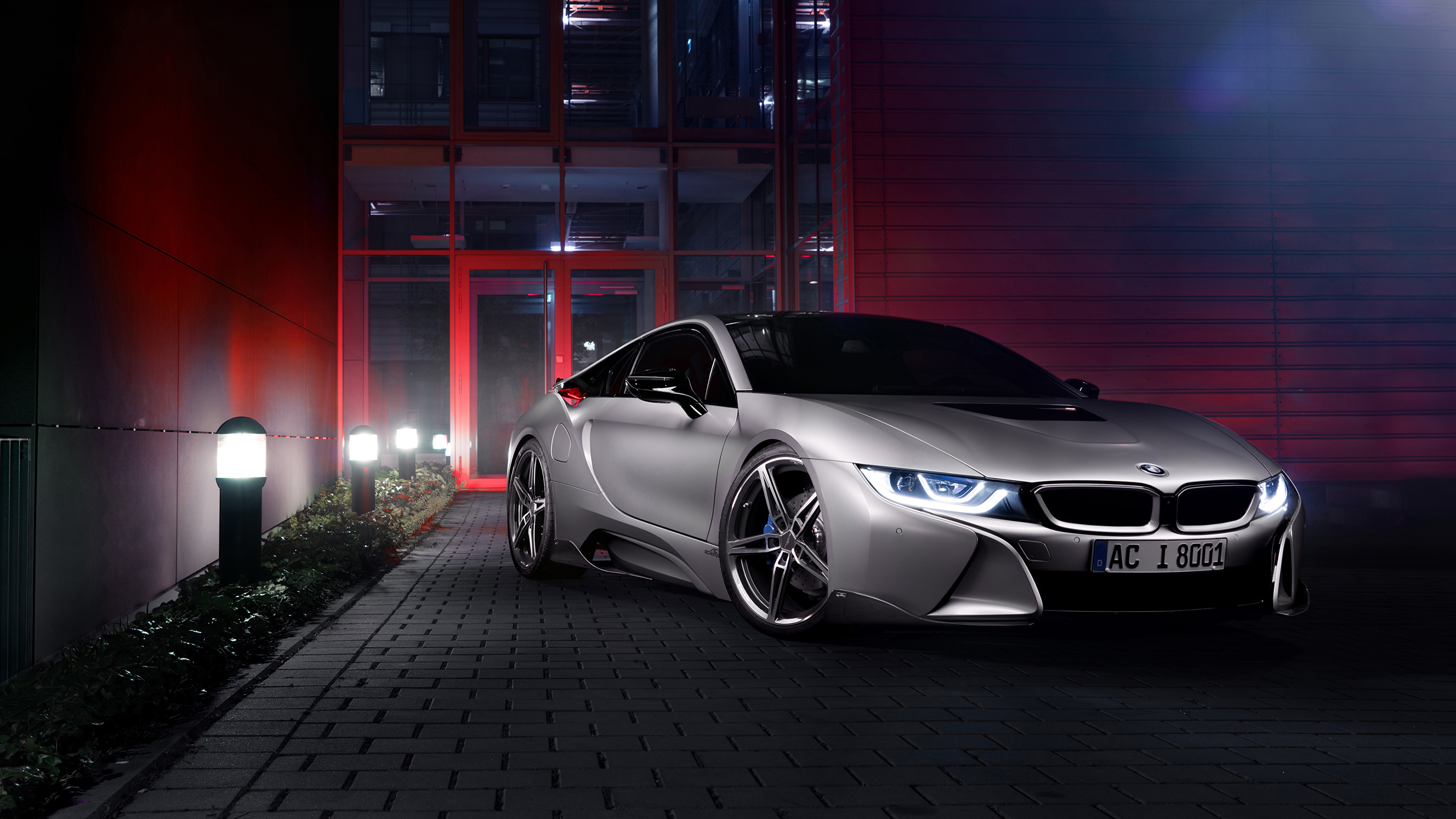 Silberner Porsche 911 Vor Rotem Gebäude Geparkt. Wallpaper in 3840x2160 Resolution