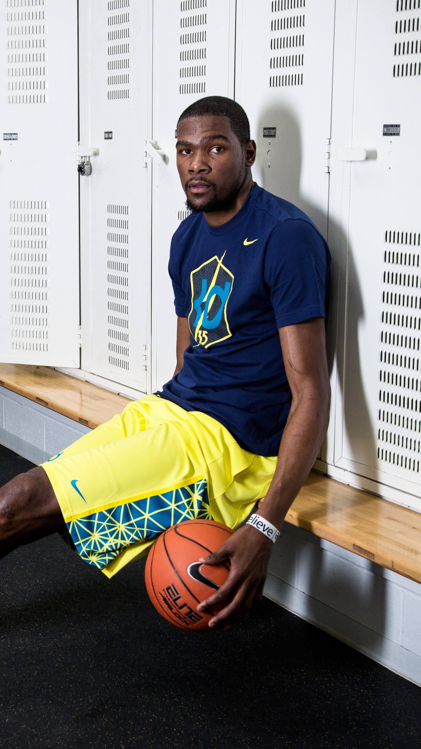 Mann im Blau-gelben Nike-Fußball-Trikot Mit Basketball. Wallpaper in 1440x2560 Resolution