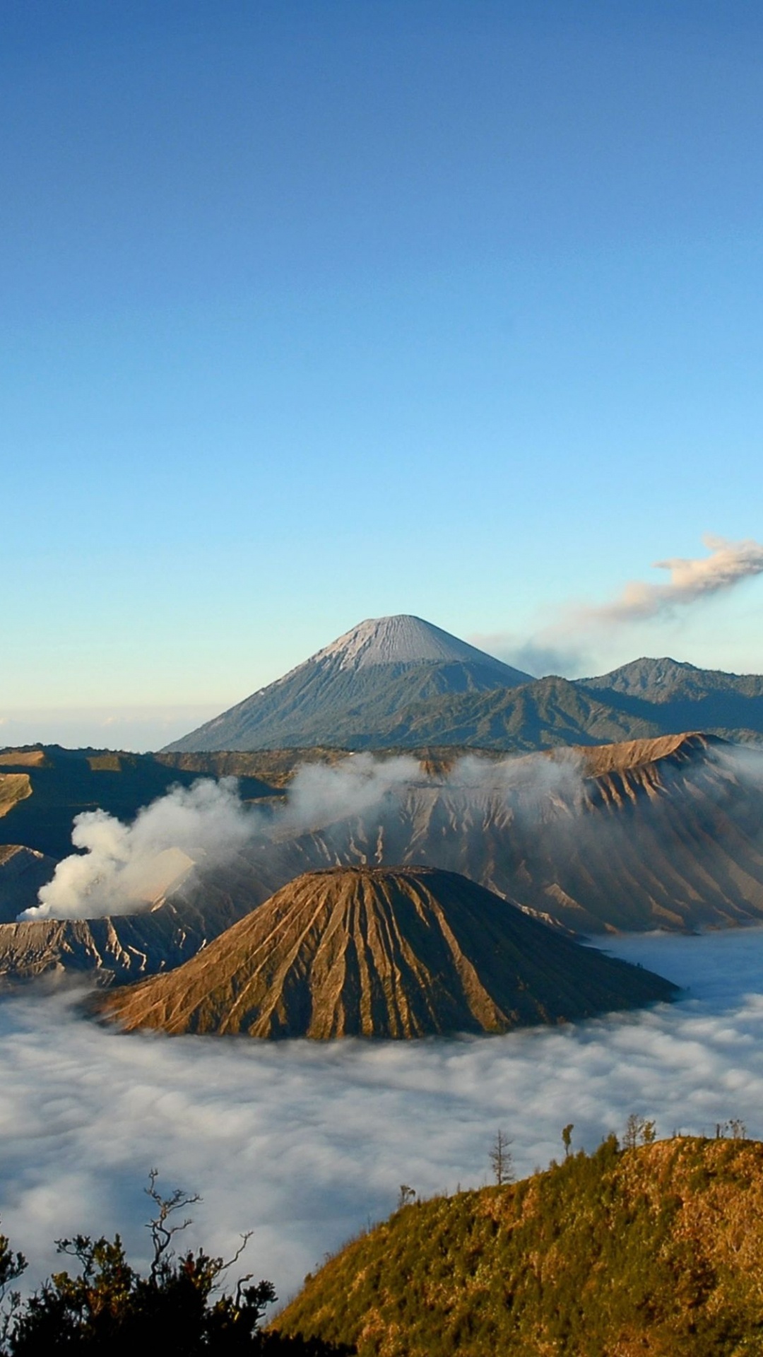 Montagne Couverte de Neige Sous Ciel Bleu Pendant la Journée. Wallpaper in 1080x1920 Resolution