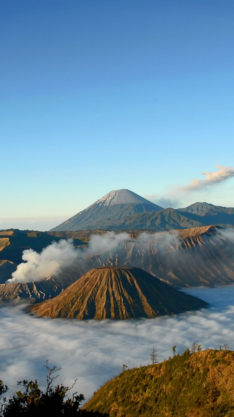 Schneebedeckter Berg Unter Blauem Himmel Tagsüber. Wallpaper in 750x1334 Resolution