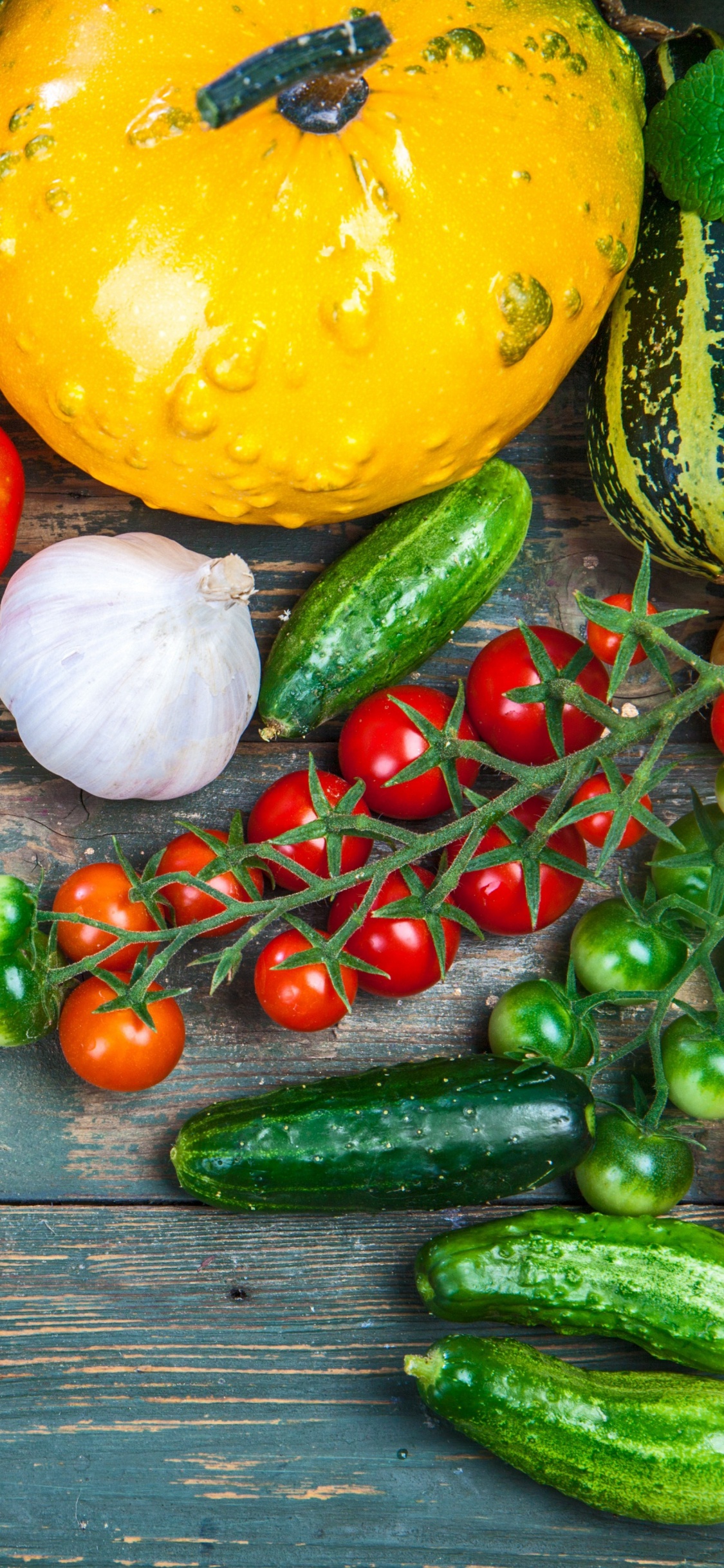 in Scheiben Geschnittene Zitrone Und Rote Kirschtomaten Auf Braunem Holztisch. Wallpaper in 1125x2436 Resolution