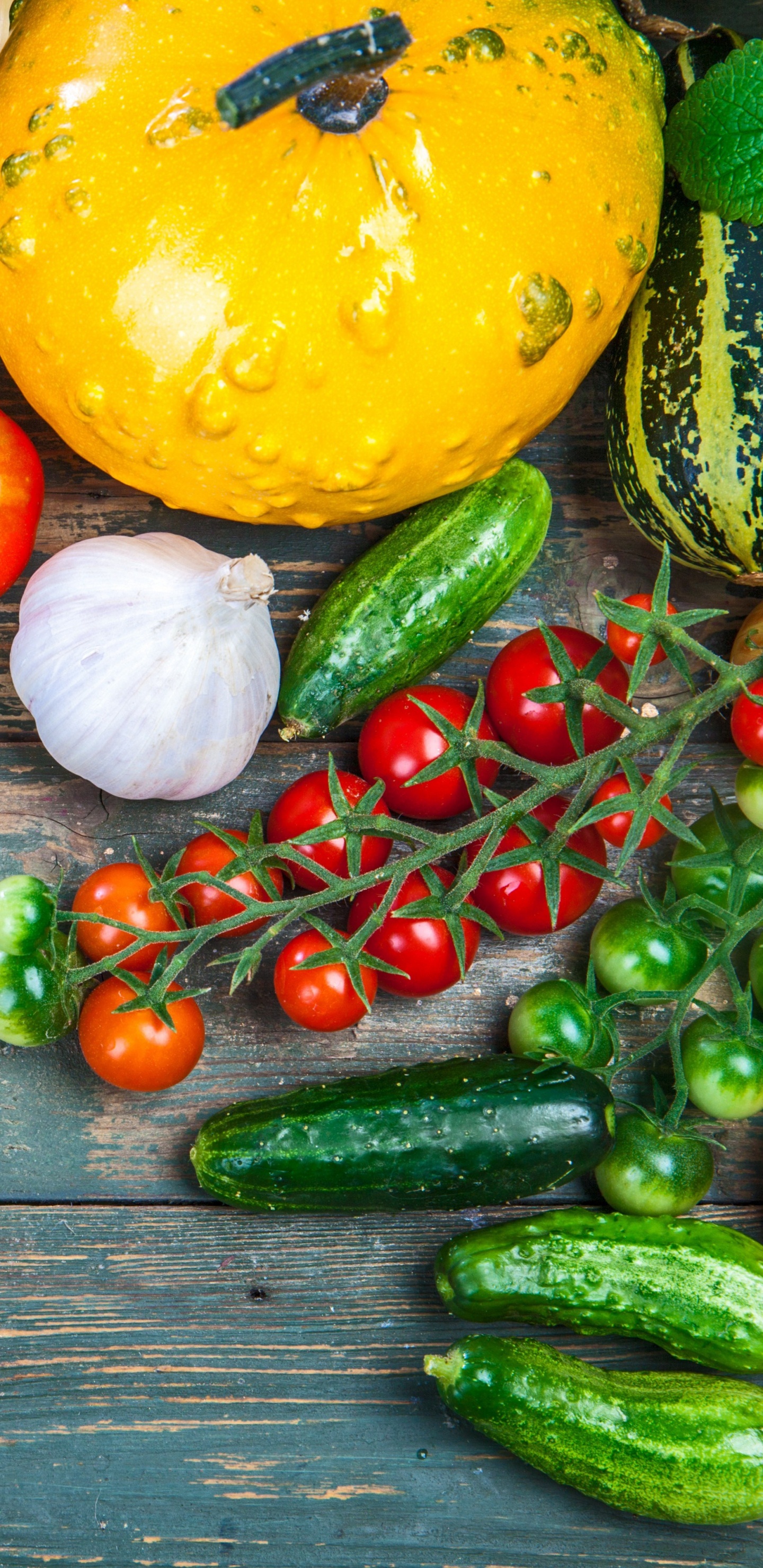 in Scheiben Geschnittene Zitrone Und Rote Kirschtomaten Auf Braunem Holztisch. Wallpaper in 1440x2960 Resolution