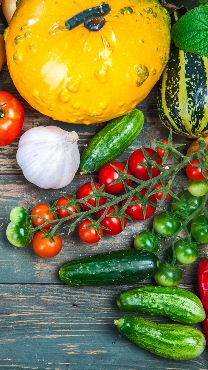 in Scheiben Geschnittene Zitrone Und Rote Kirschtomaten Auf Braunem Holztisch. Wallpaper in 720x1280 Resolution