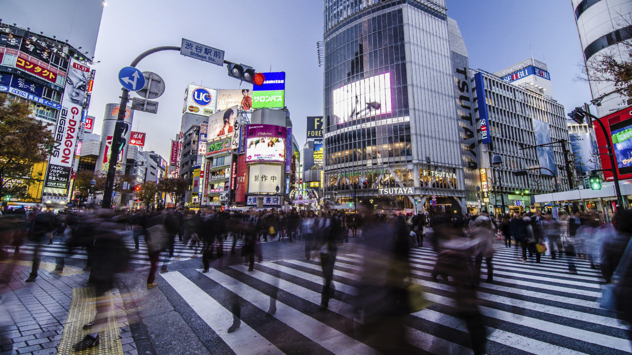Personnes Marchant Sur Une Voie Piétonne Près Des Immeubles de Grande Hauteur Pendant la Journée. Wallpaper in 1280x720 Resolution
