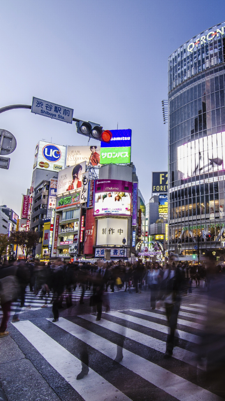 Personnes Marchant Sur Une Voie Piétonne Près Des Immeubles de Grande Hauteur Pendant la Journée. Wallpaper in 750x1334 Resolution