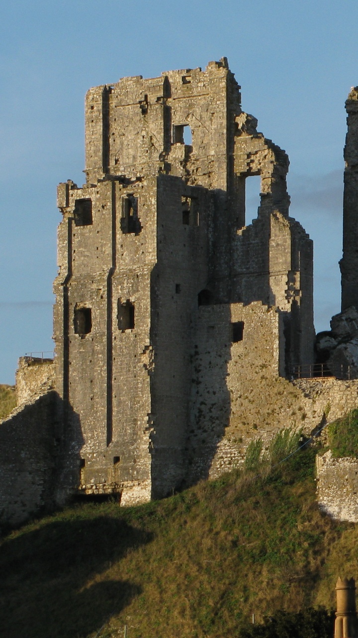Edificio de Hormigón Marrón Bajo un Cielo Azul Durante el Día. Wallpaper in 720x1280 Resolution