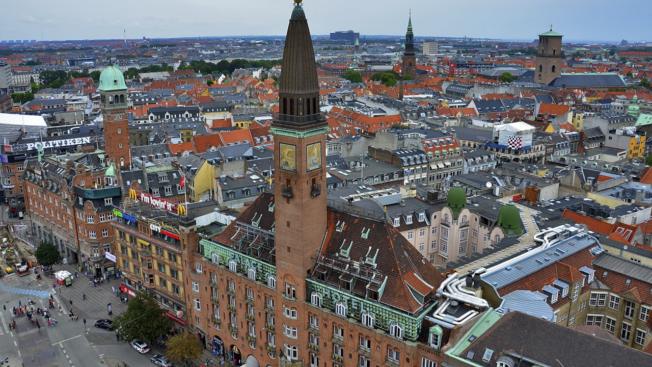 Tagsüber Braunes Und Weißes Betongebäude. Wallpaper in 1280x720 Resolution