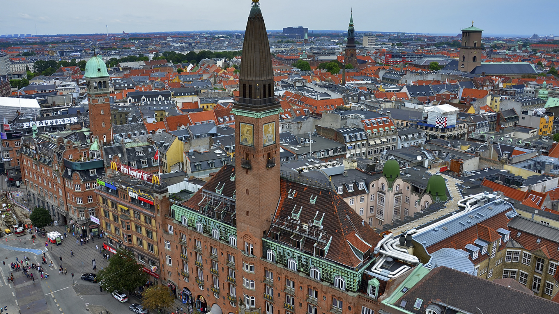 Tagsüber Braunes Und Weißes Betongebäude. Wallpaper in 1920x1080 Resolution