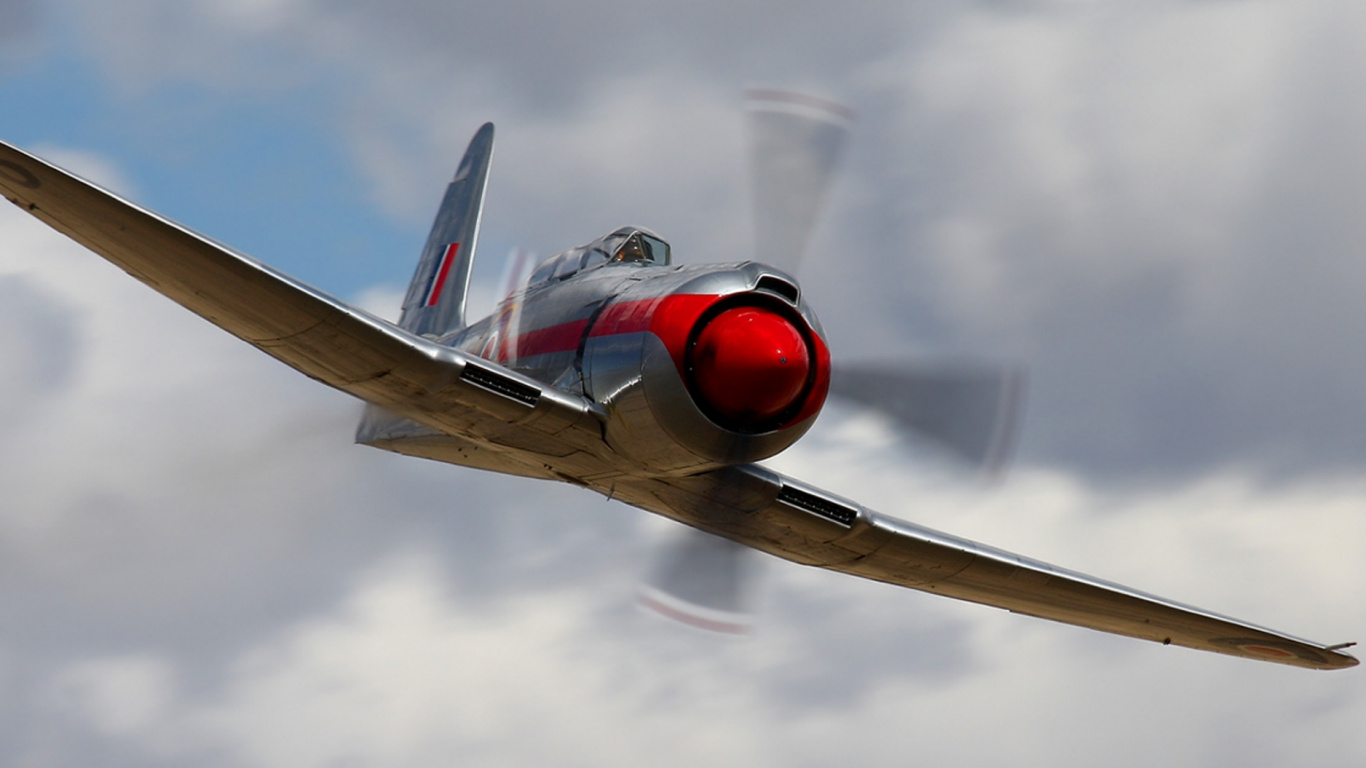 Avion Blanc et Rouge Sous Des Nuages Blancs Pendant la Journée. Wallpaper in 1366x768 Resolution