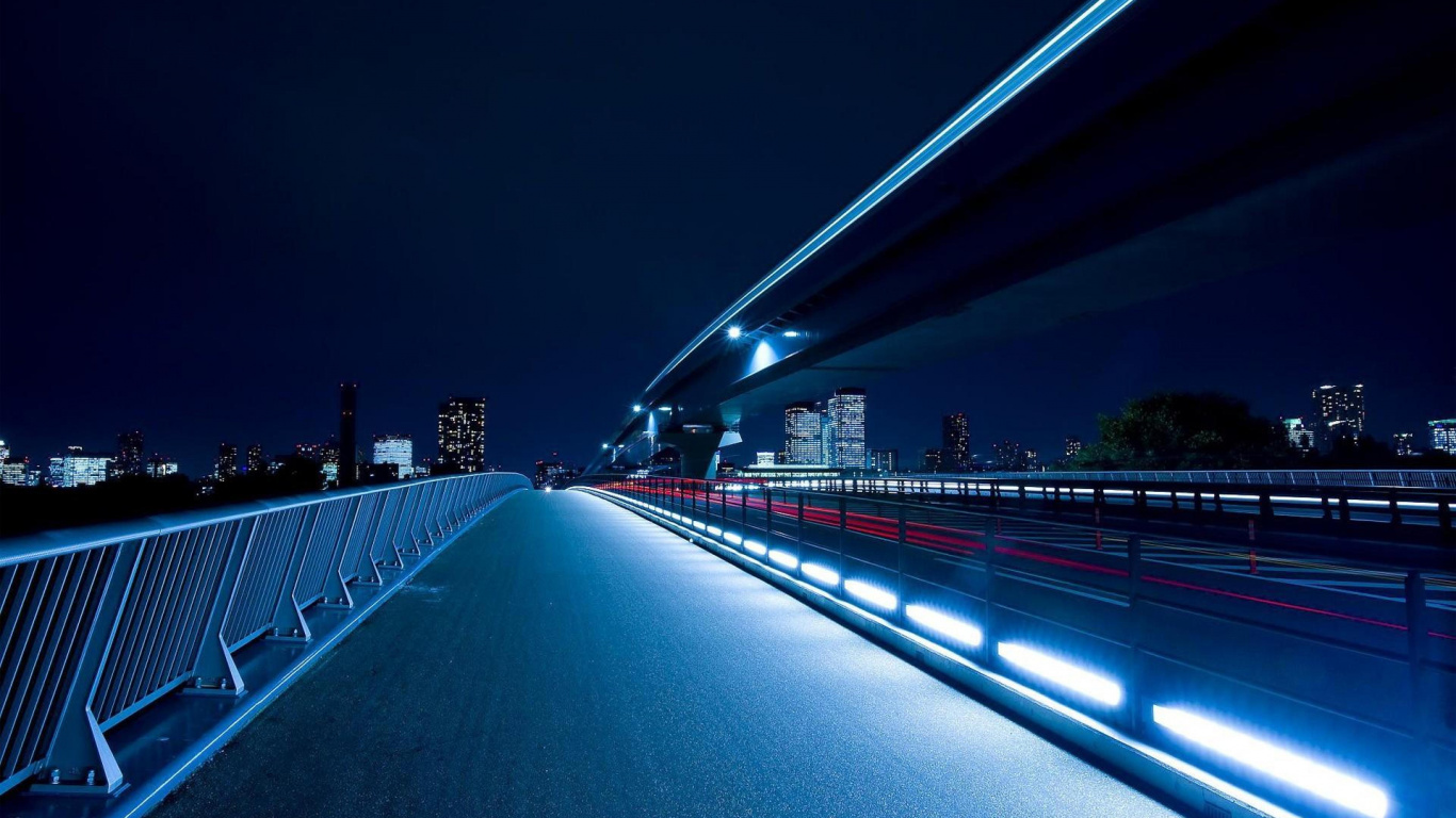 Pont Éclairé Bleu et Blanc Pendant la Nuit. Wallpaper in 1366x768 Resolution