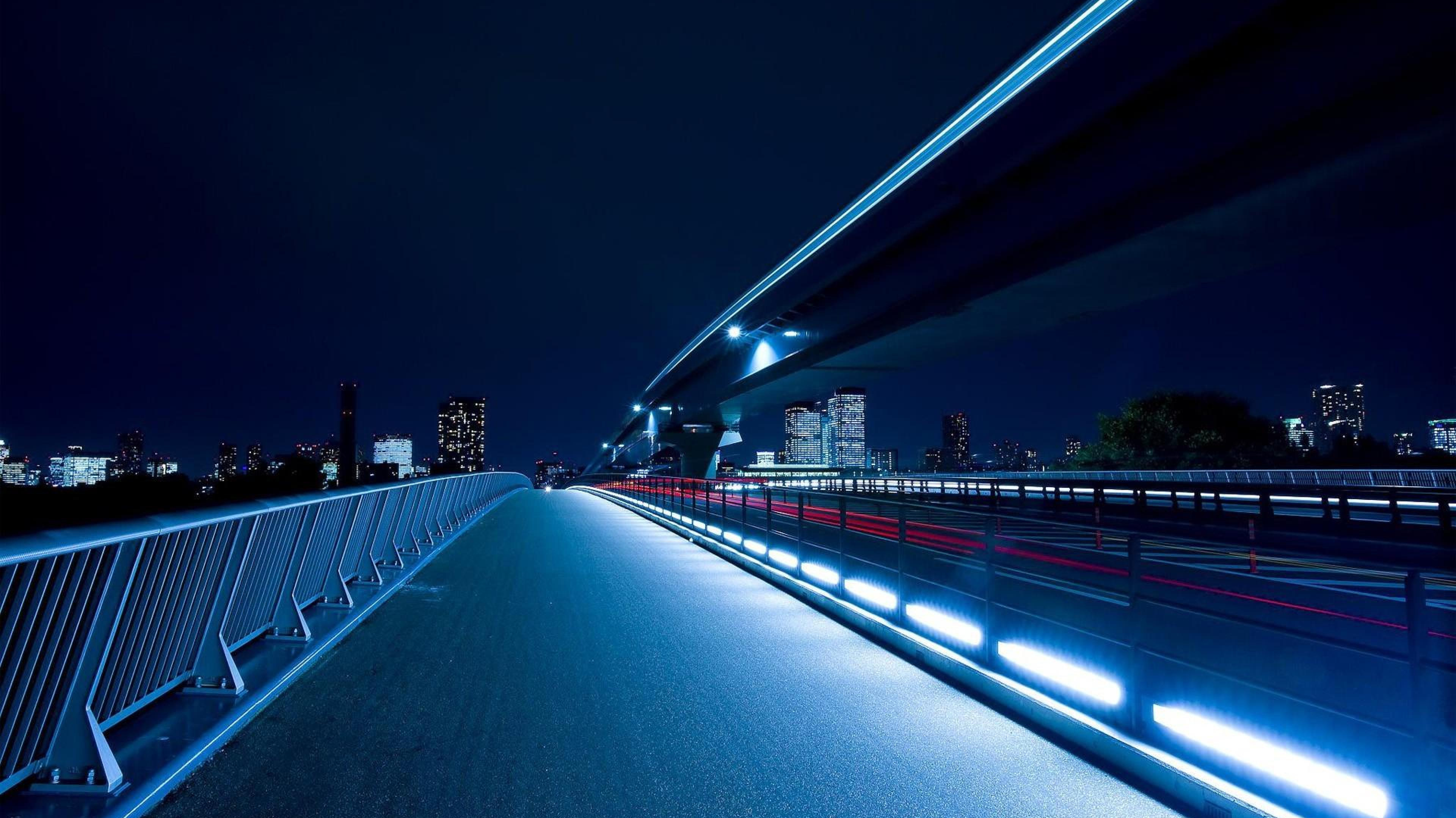 Blau-weiß Beleuchtete Brücke Während Der Nacht. Wallpaper in 3840x2160 Resolution