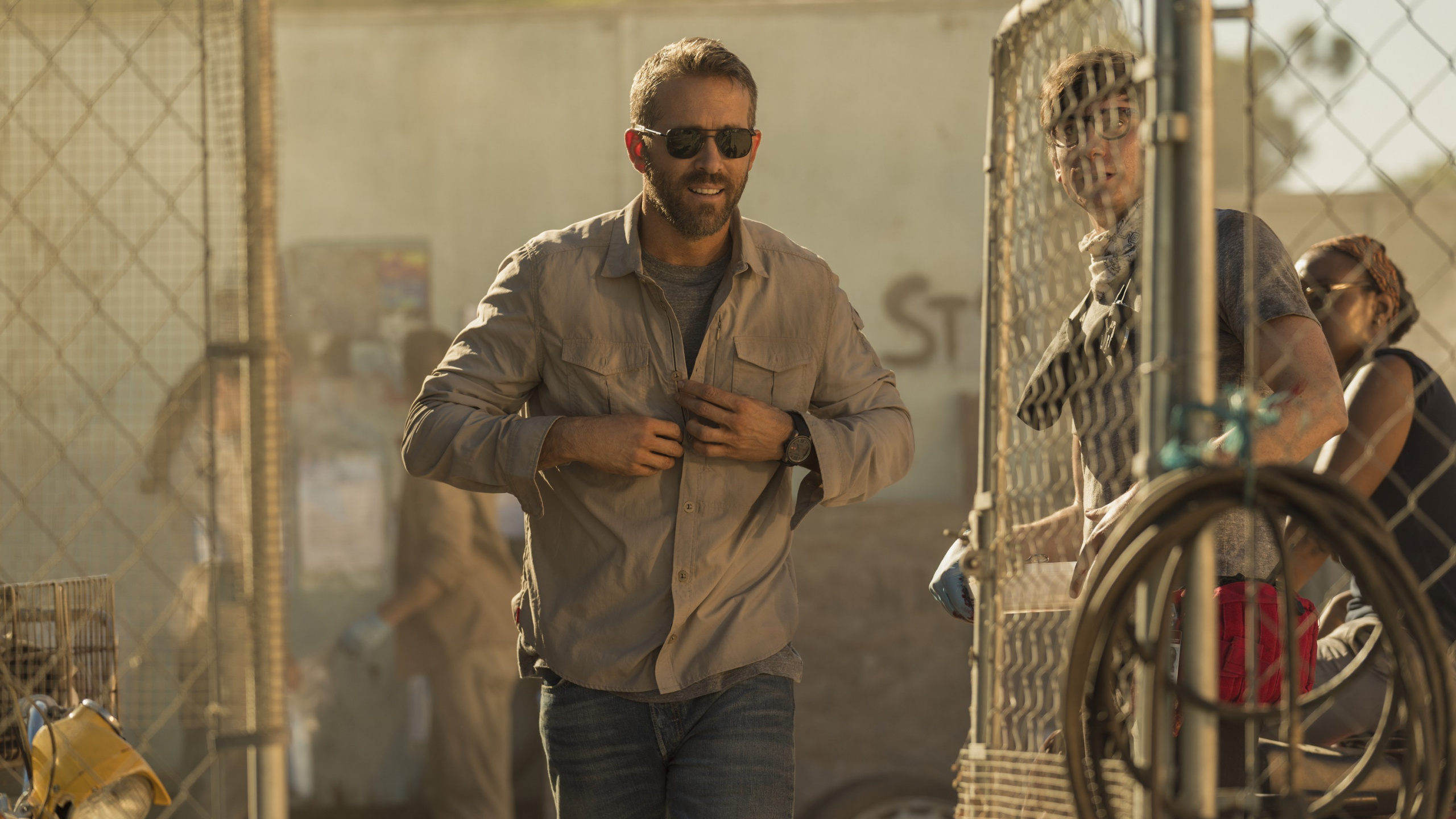 Fence, People, Ryan Reynolds, Eyewear, Fujoshi. Wallpaper in 2560x1440 Resolution