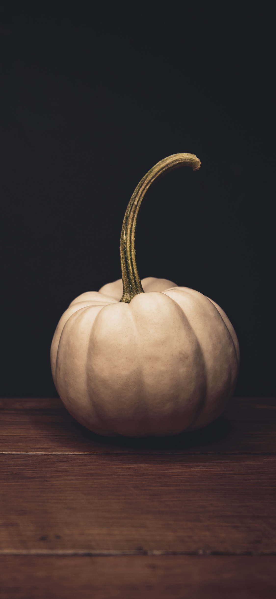 Citrouille Sur Table en Bois Marron. Wallpaper in 1125x2436 Resolution