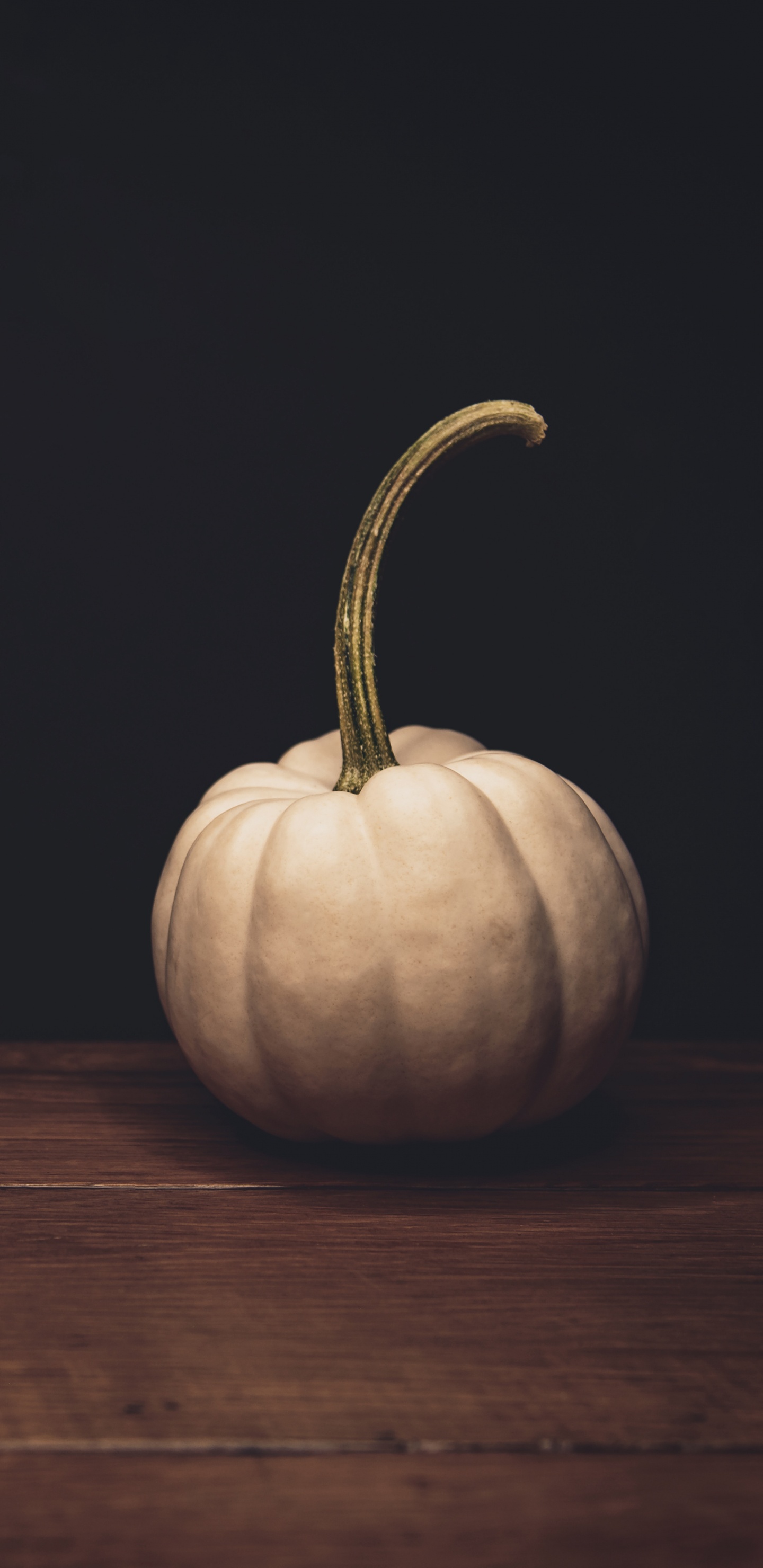 Calabaza en Mesa de Madera Marrón. Wallpaper in 1440x2960 Resolution